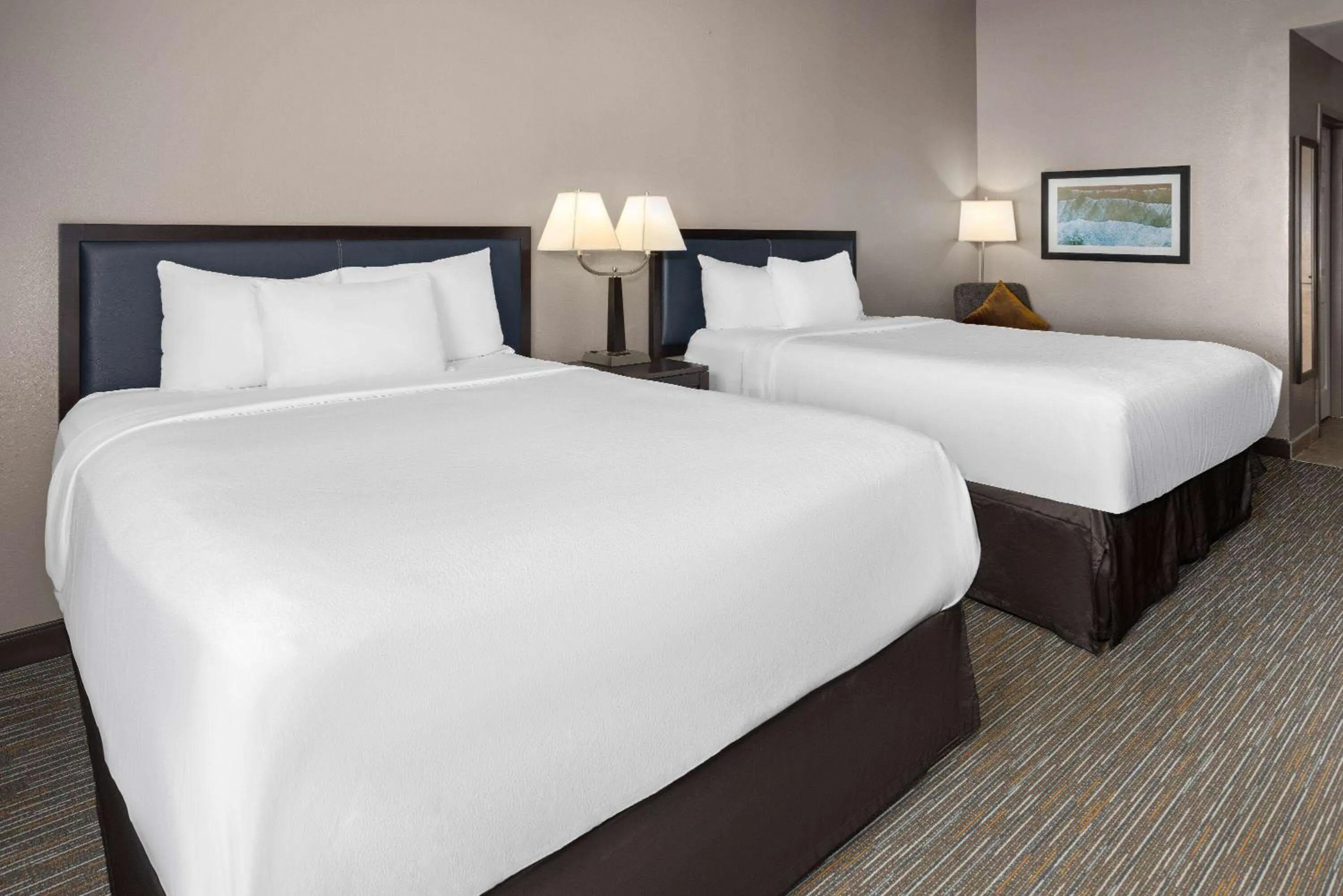 Photo of the whole room, Bed in La Quinta Inn & Suites by Wyndham Mooresville