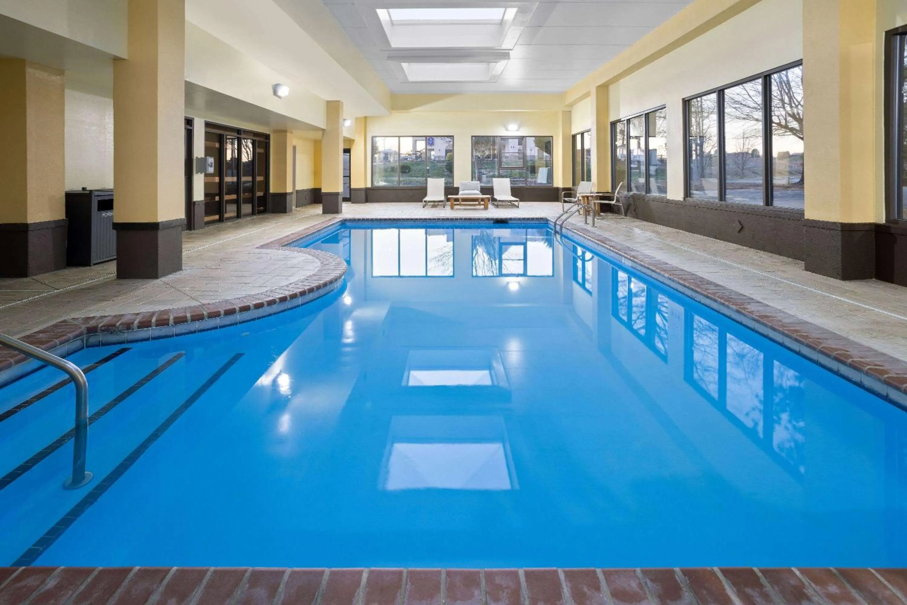 Swimming pool in La Quinta Inn & Suites by Wyndham Mooresville