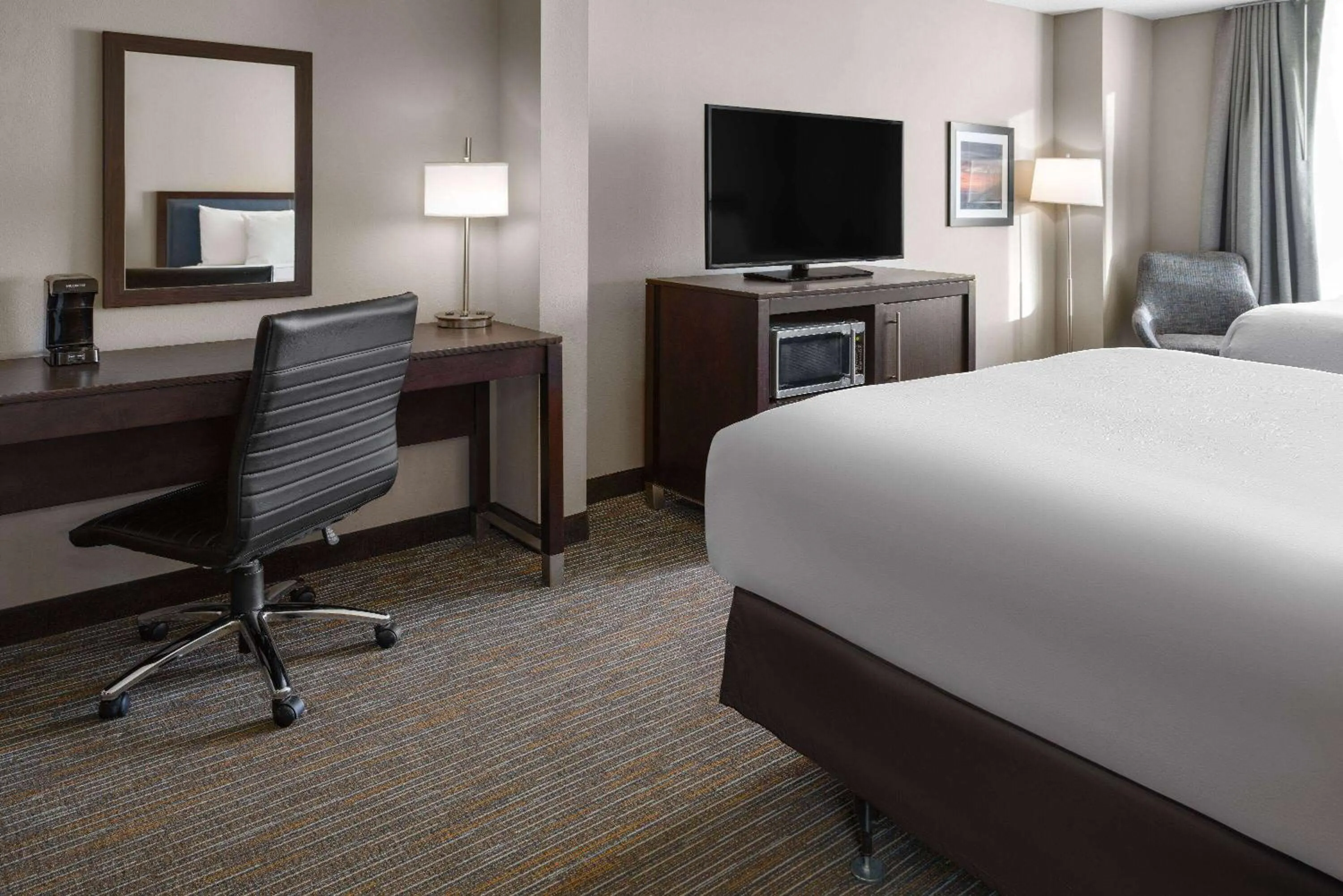 Photo of the whole room, Bed in La Quinta Inn & Suites by Wyndham Mooresville