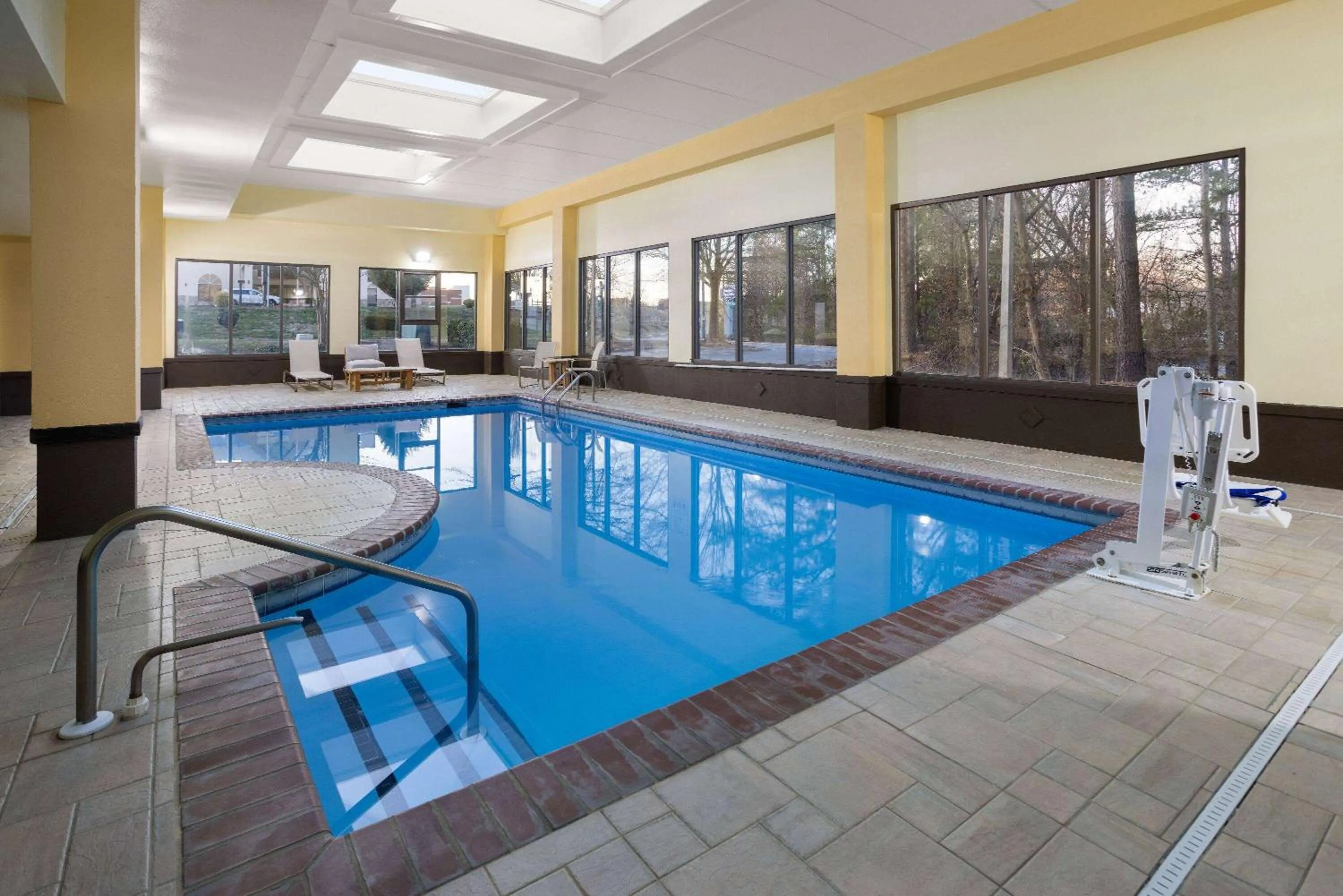 Swimming pool in La Quinta Inn & Suites by Wyndham Mooresville