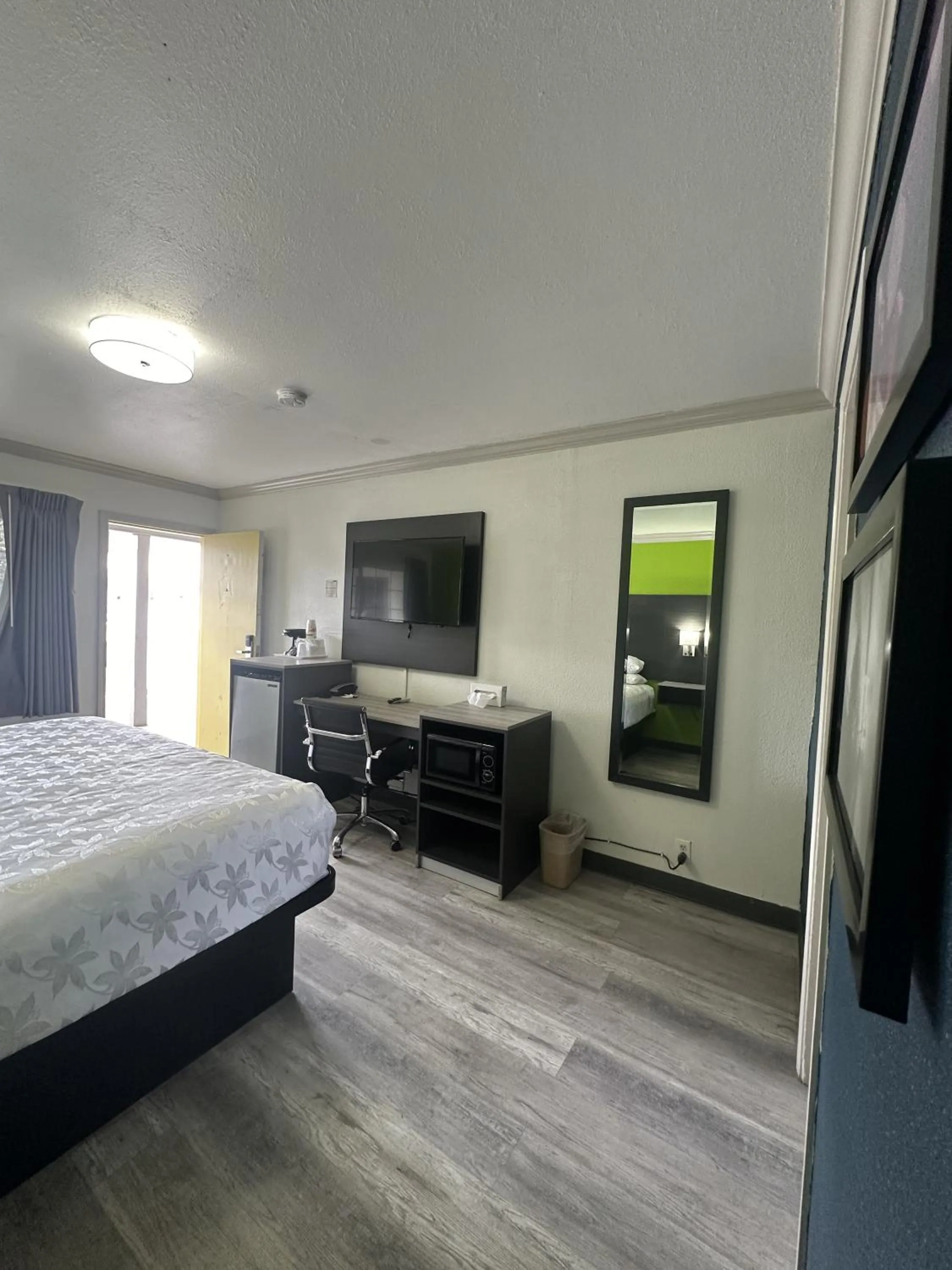 Bedroom, Bed in Americas Best Value Inn Winnemucca
