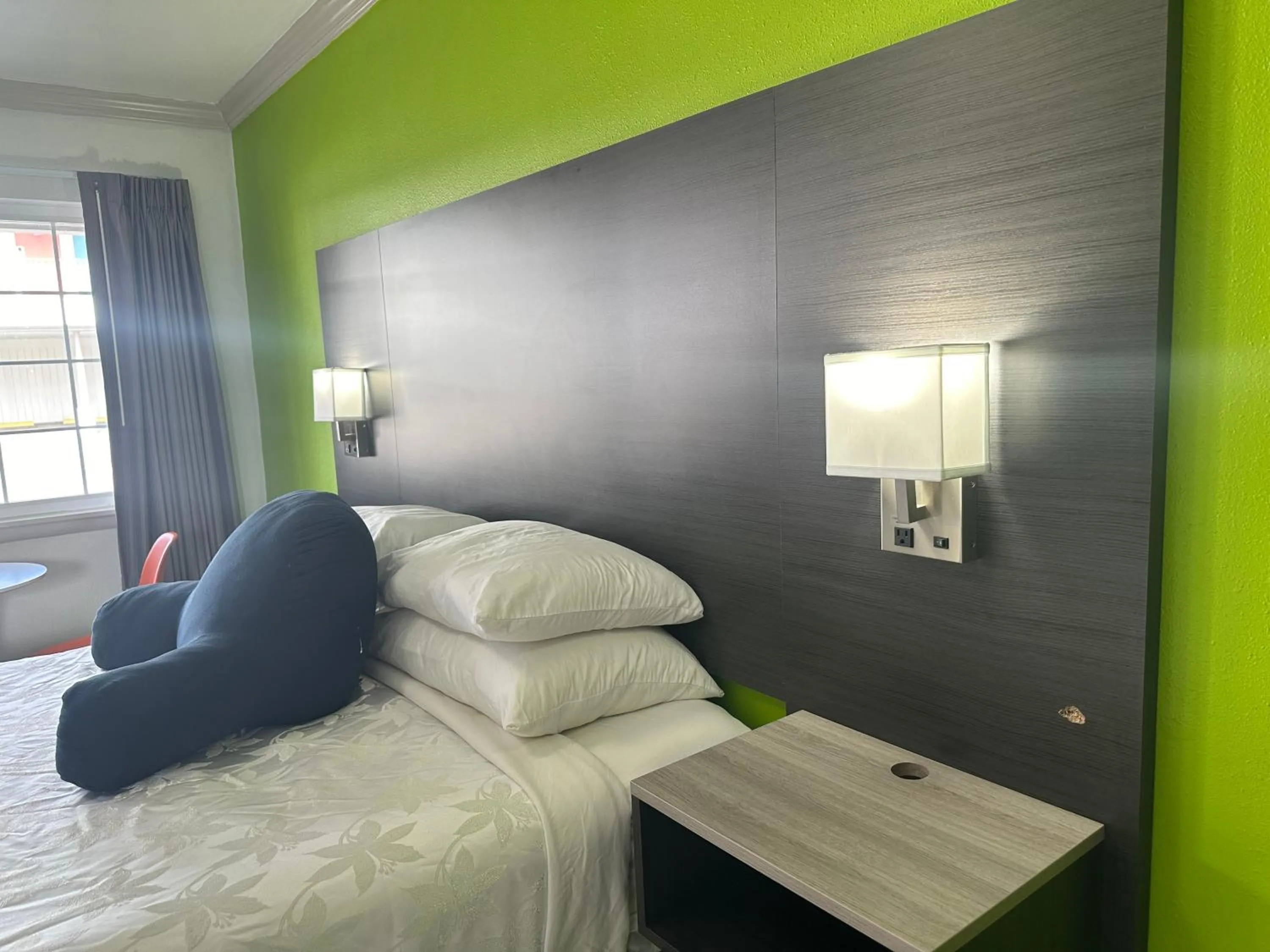 Bedroom, Bed in Americas Best Value Inn Winnemucca