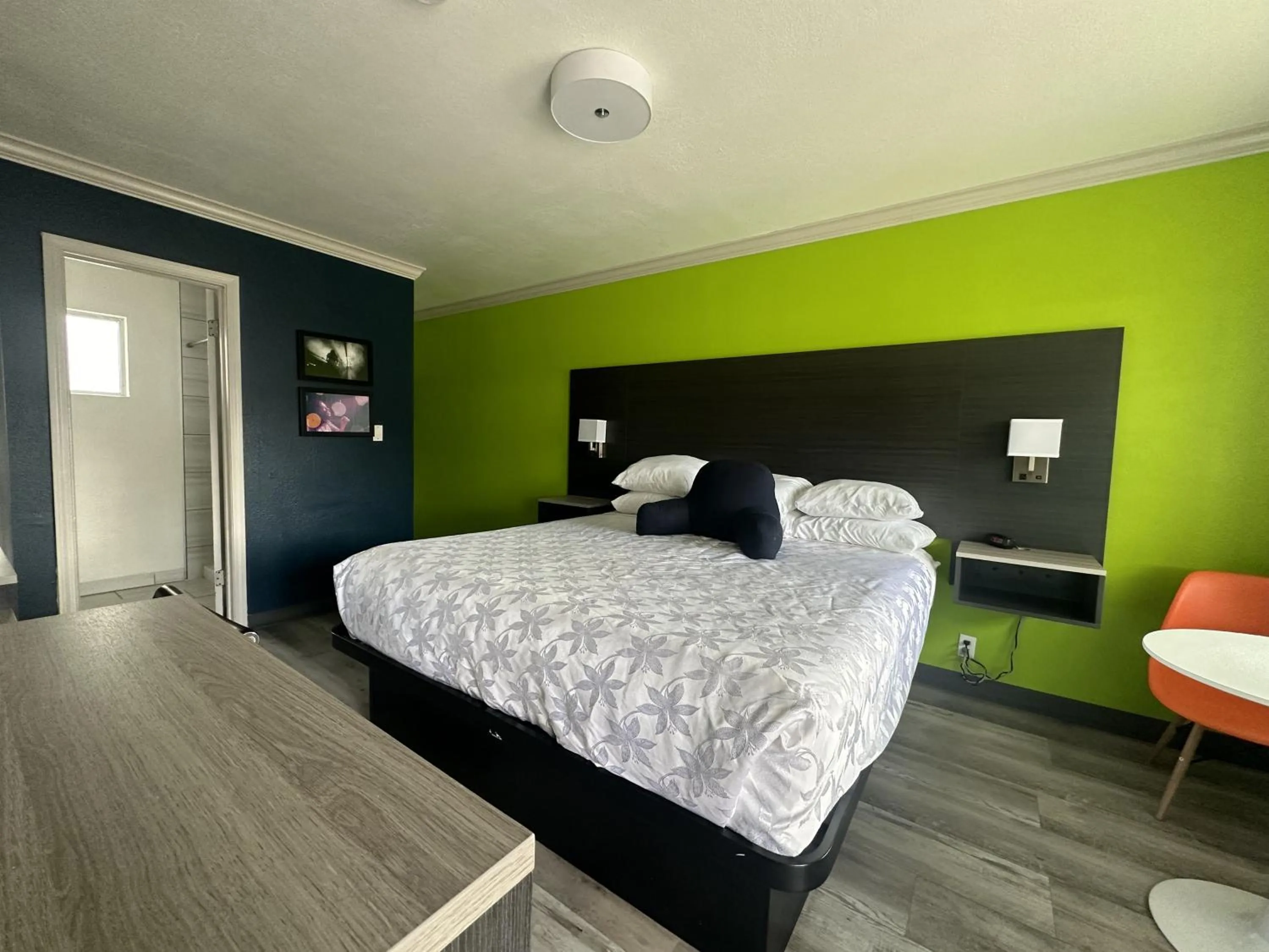 Bedroom, Bed in Americas Best Value Inn Winnemucca