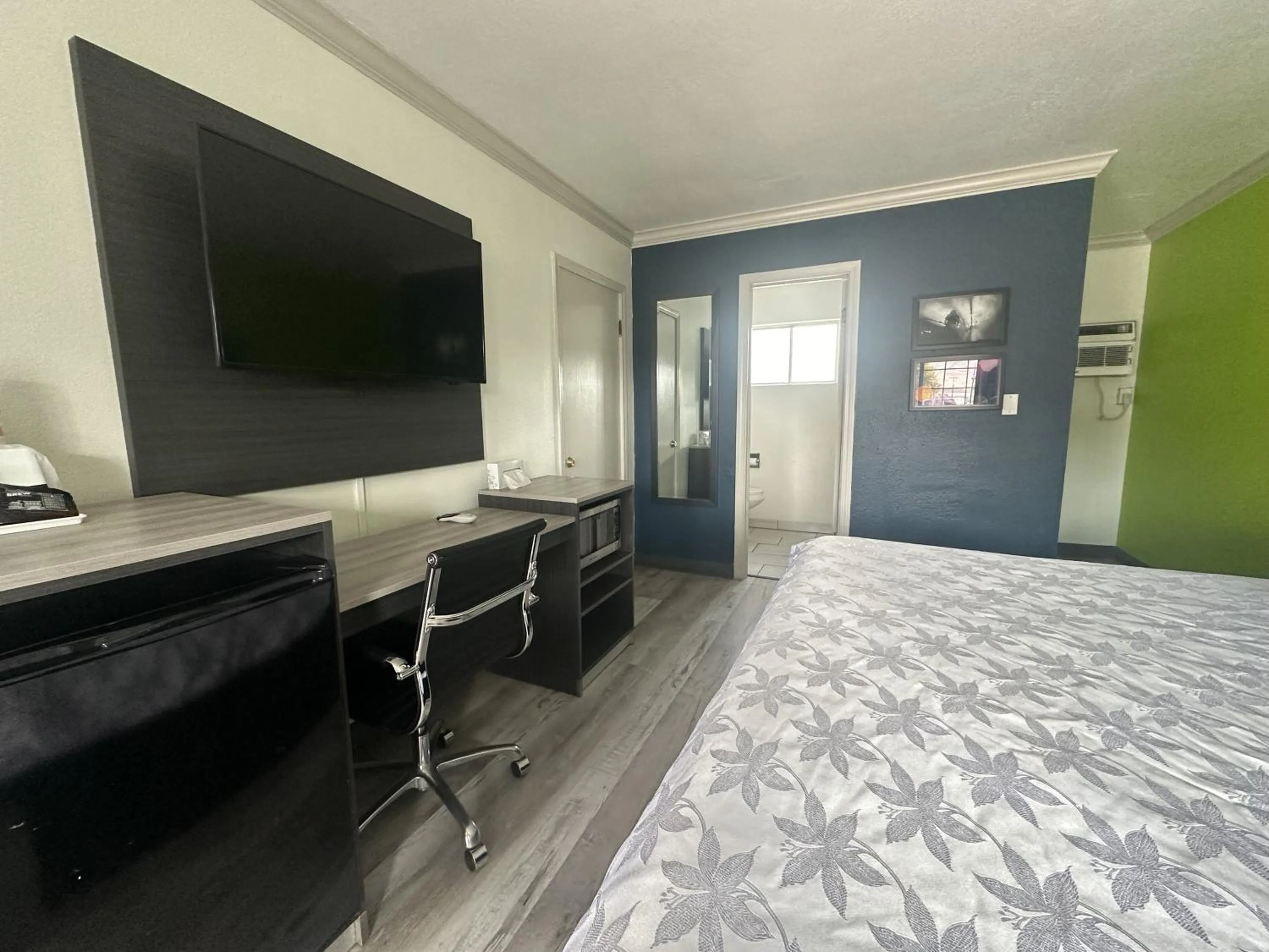 Bedroom, Bed in Americas Best Value Inn Winnemucca