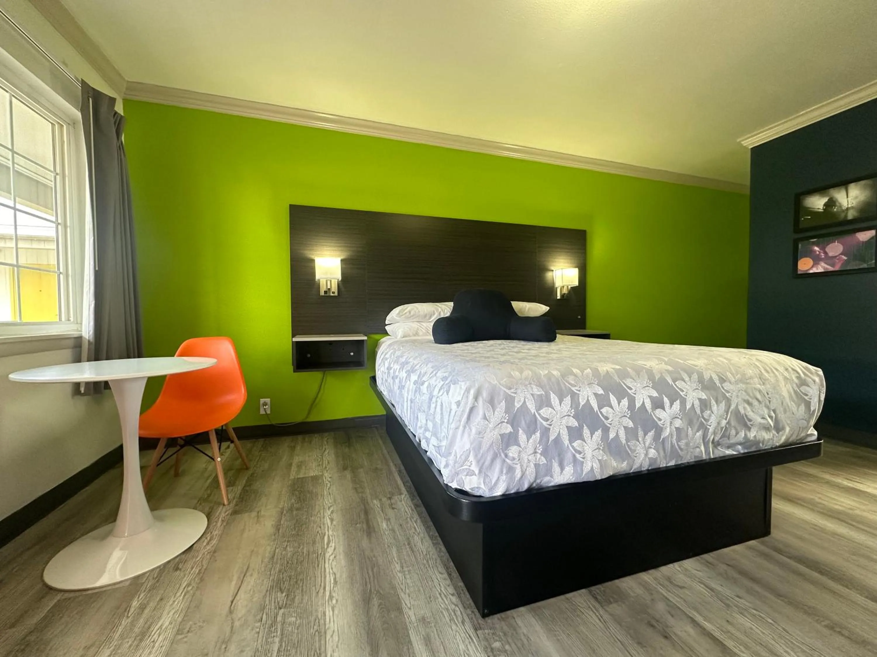 Bedroom, Bed in Americas Best Value Inn Winnemucca