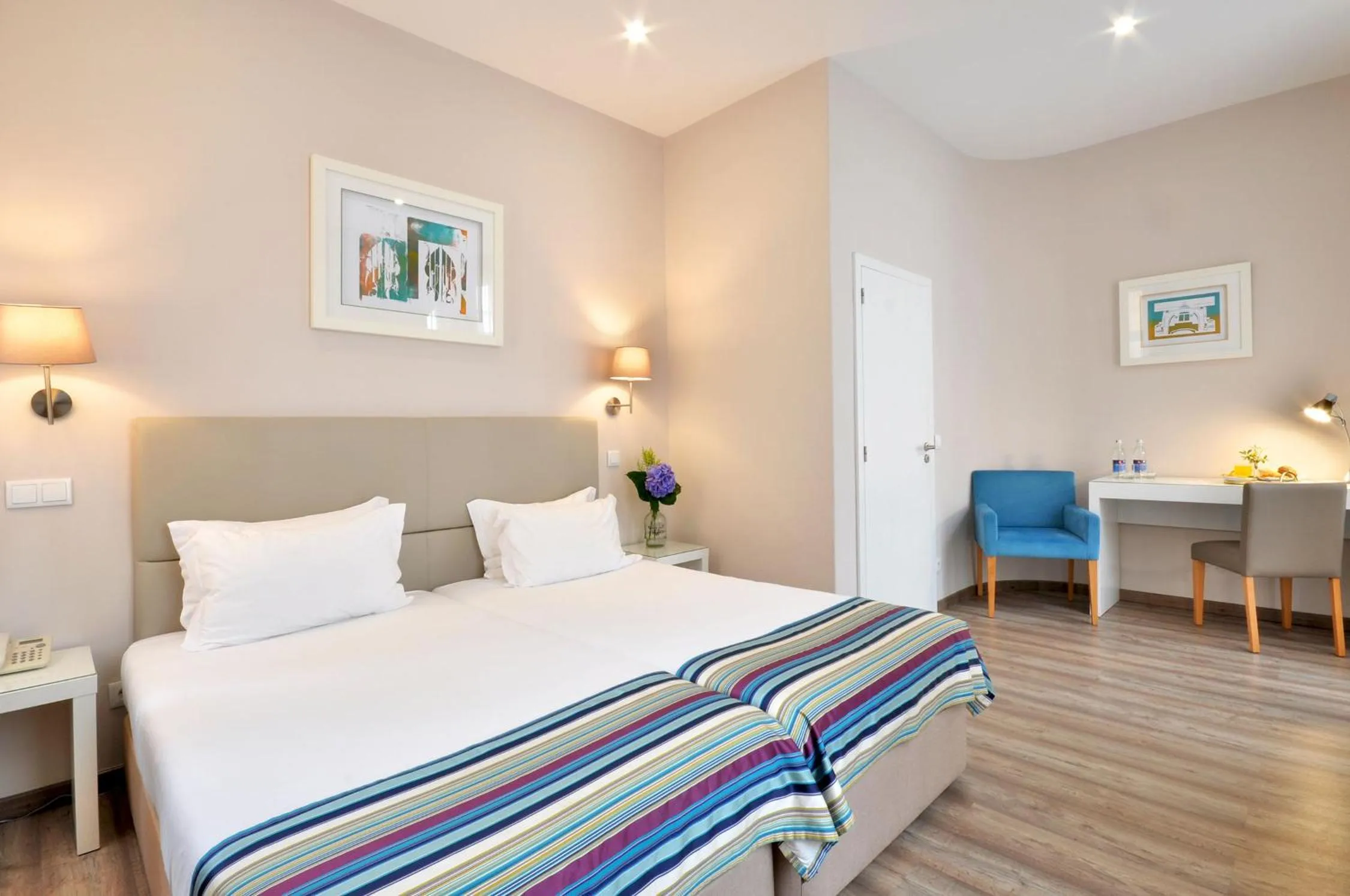 Shower, Bed in Porto Domus Hotel