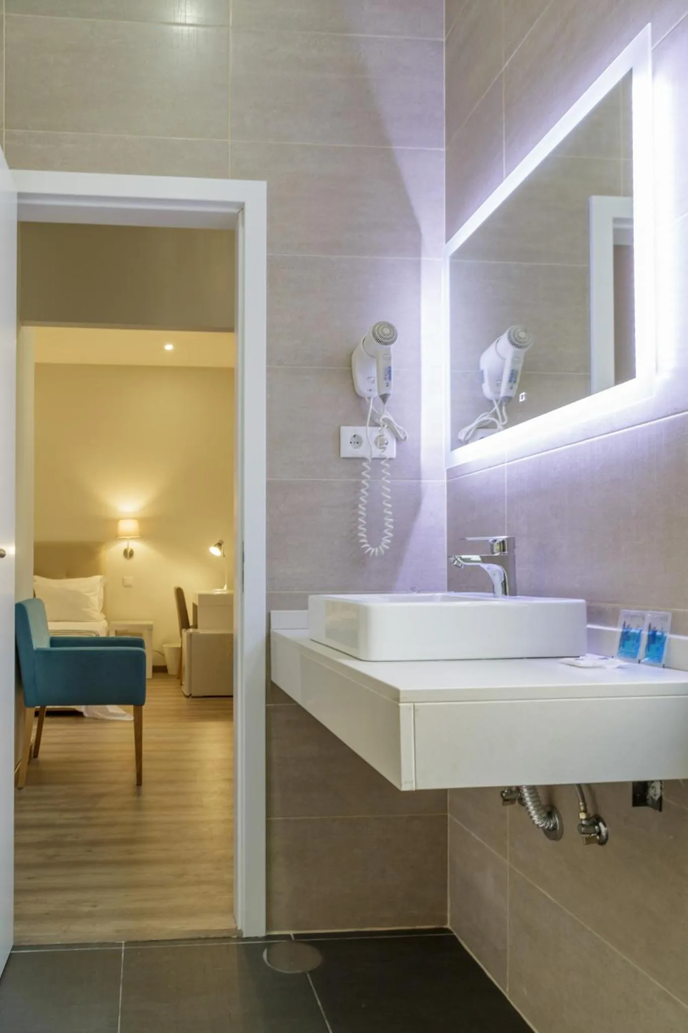 Bathroom, Bed in Porto Domus Hotel