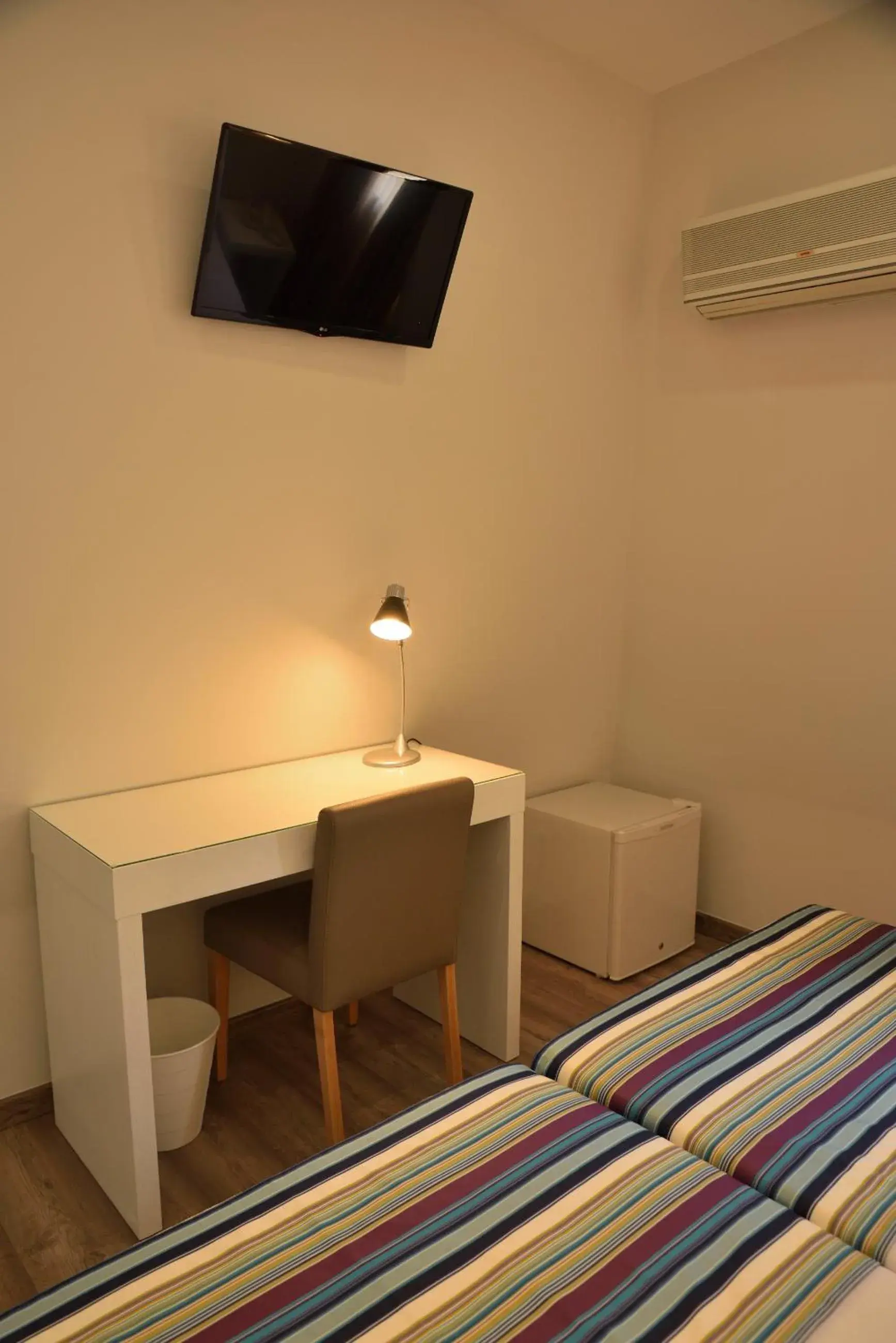 Twin Room - single occupancy in Porto Domus Hotel Twin Room - single occupancy in Porto Domus Hotel