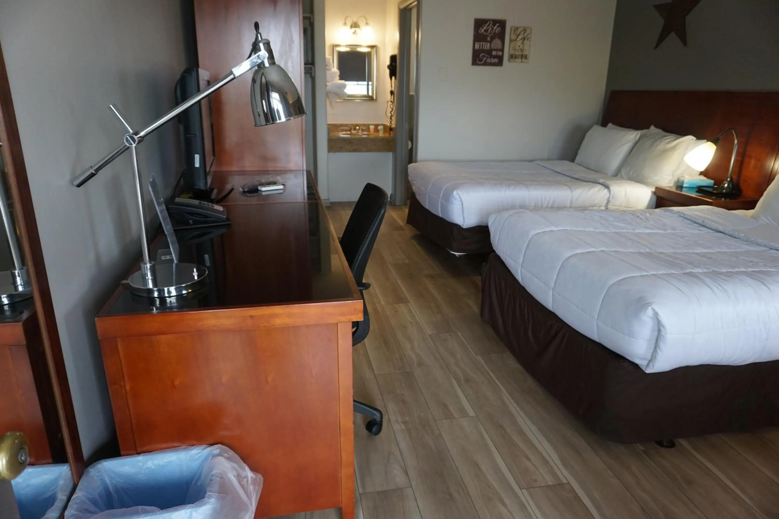 Photo of the whole room, Bed in Harvest Drive Family Inn - Renovated Rooms