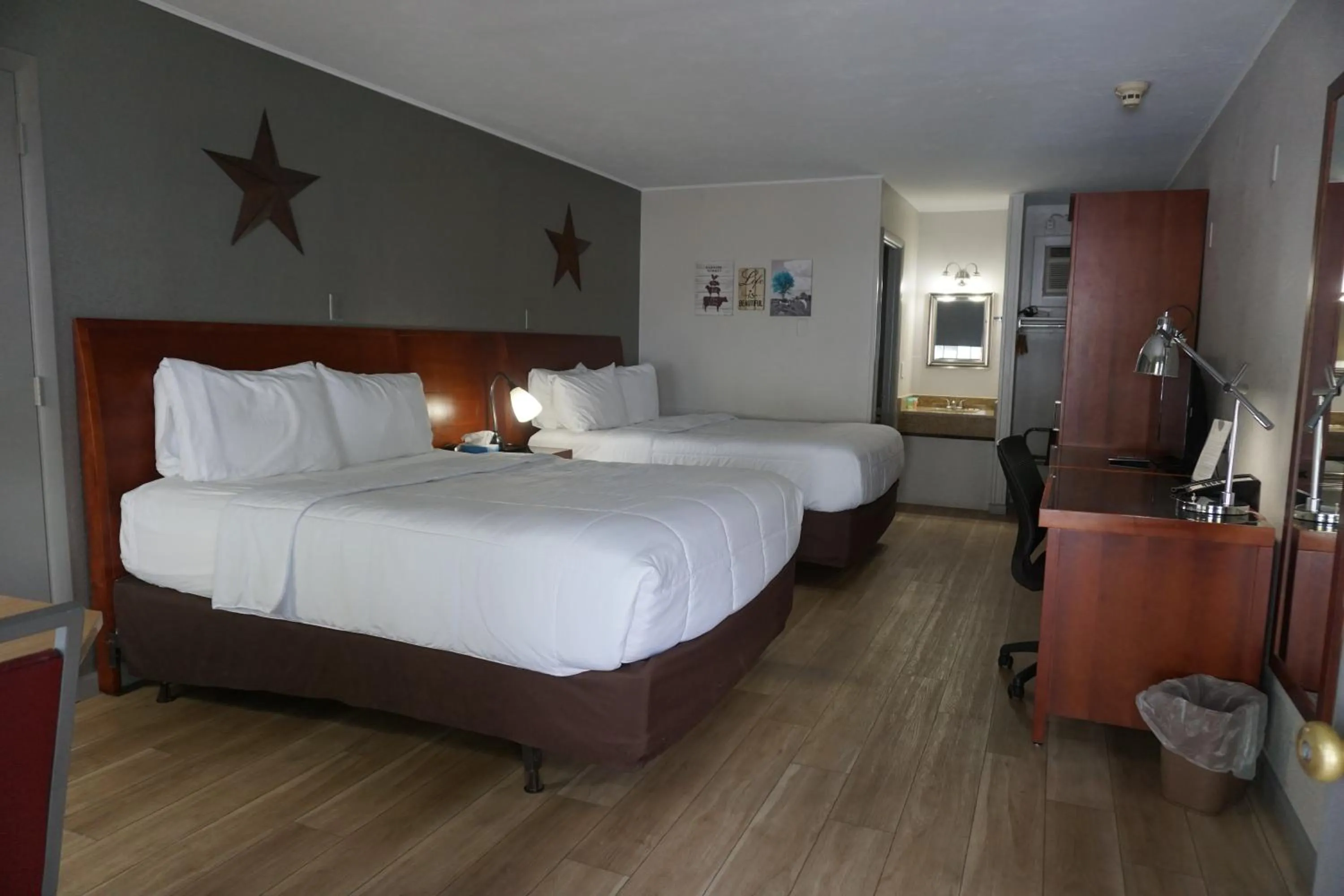 Bed in Harvest Drive Family Inn - Renovated Rooms