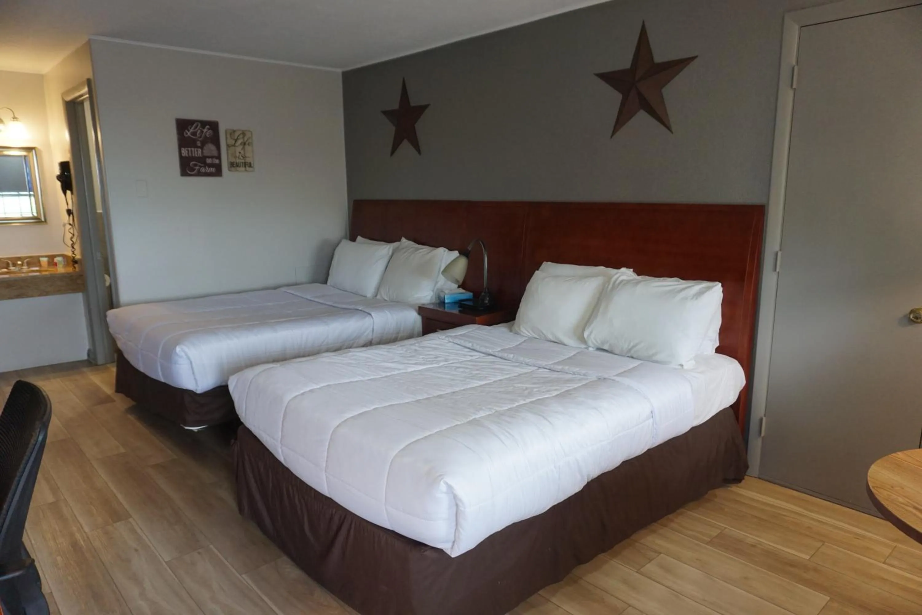 Bed in Harvest Drive Family Inn - Renovated Rooms