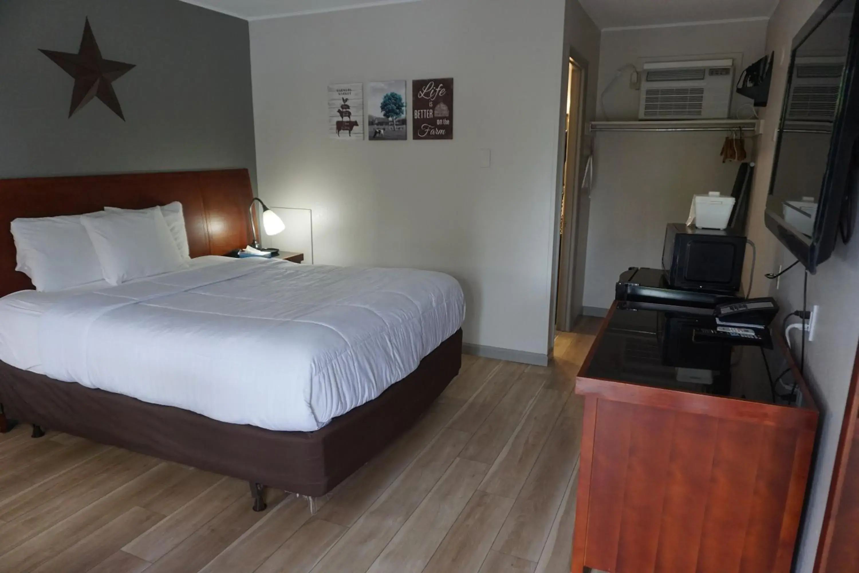 Queen Room in Harvest Drive Family Inn - Renovated Rooms Queen Room in Harvest Drive Family Inn - Renovated Rooms