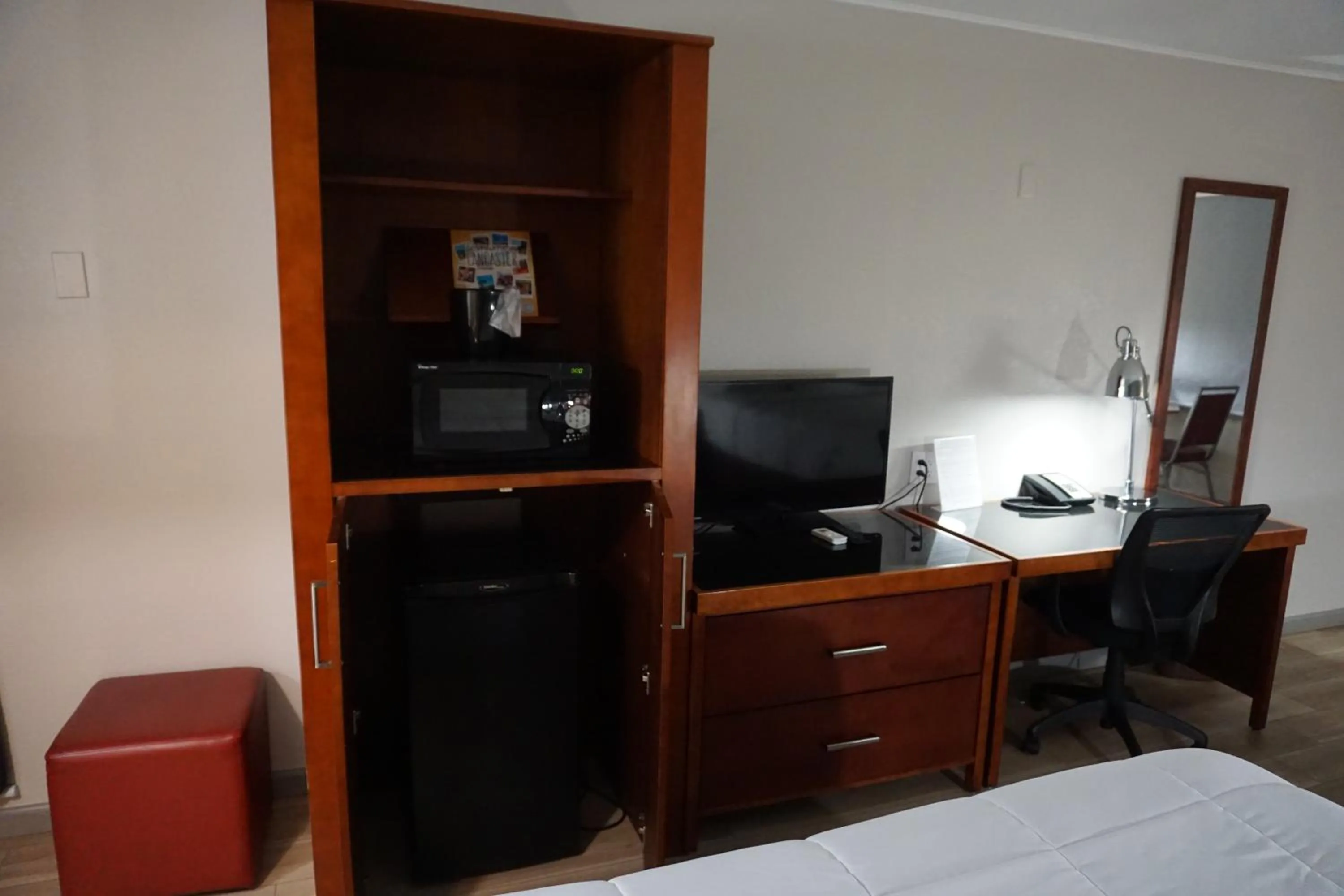 hair dresser, Bed in Harvest Drive Family Inn - Renovated Rooms