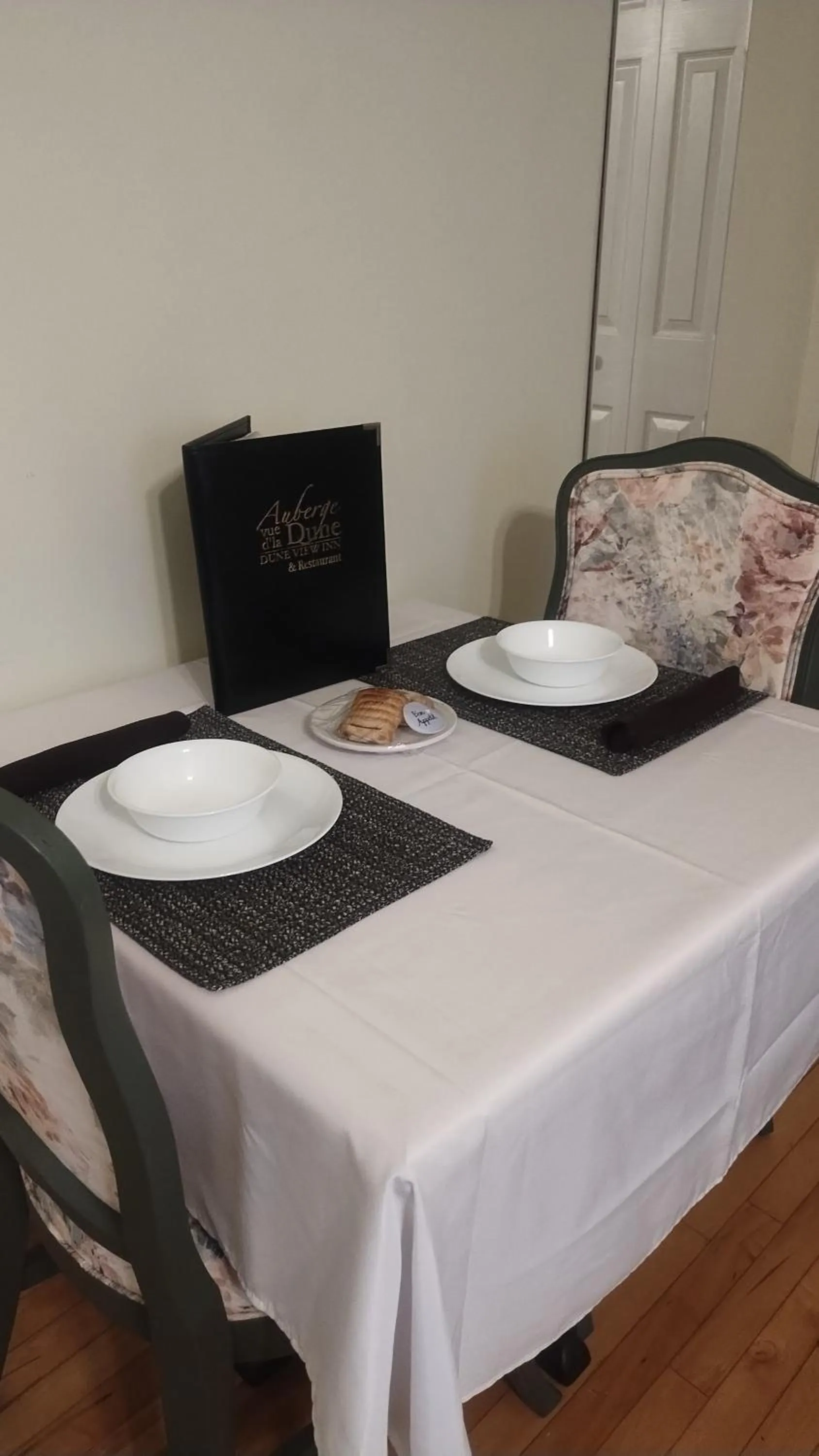Seating area in Auberge Vue d'la Dune - Dune View Inn