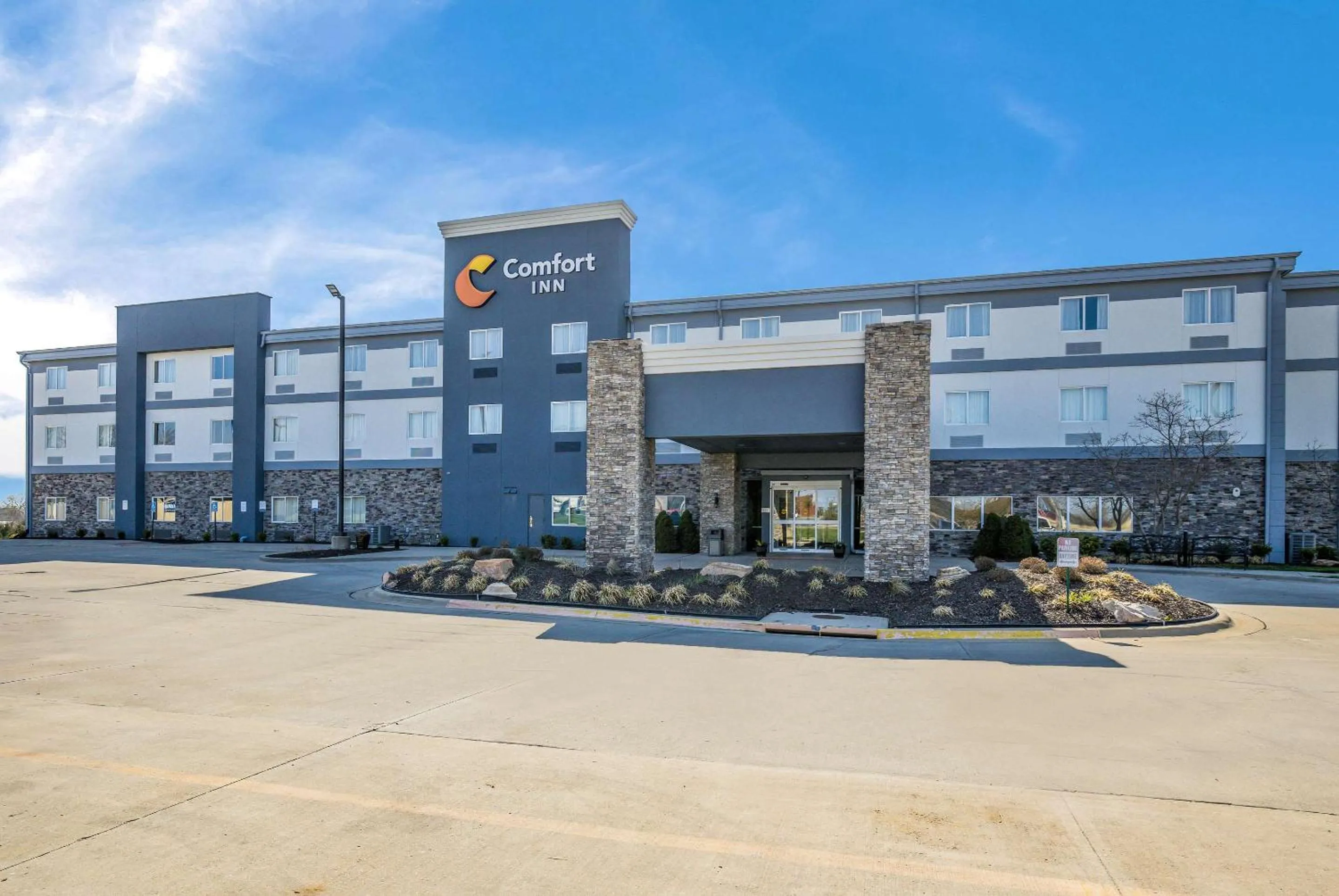 Property building in Comfort Inn Bonner Springs Kansas City