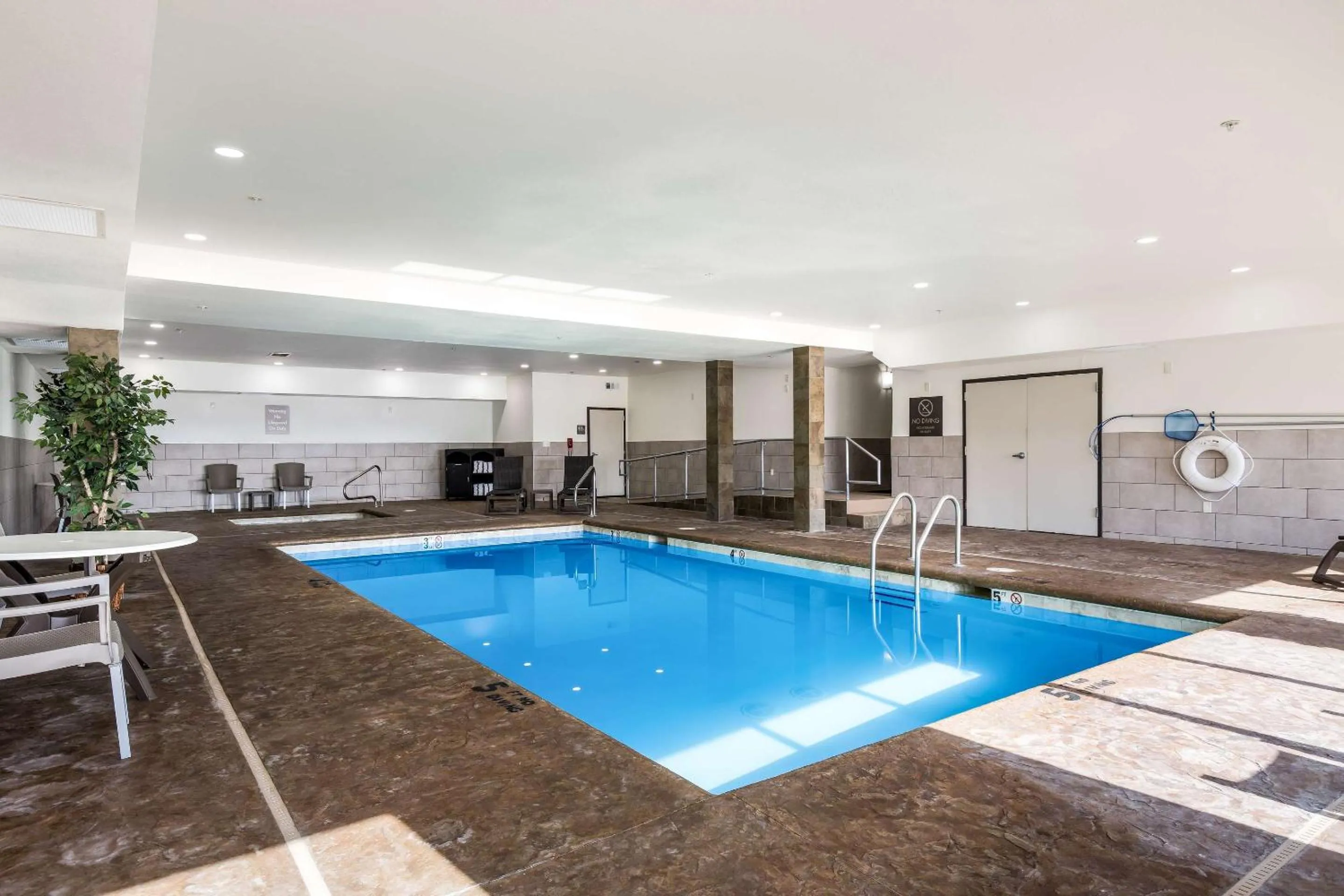 Swimming pool in Comfort Inn Bonner Springs Kansas City