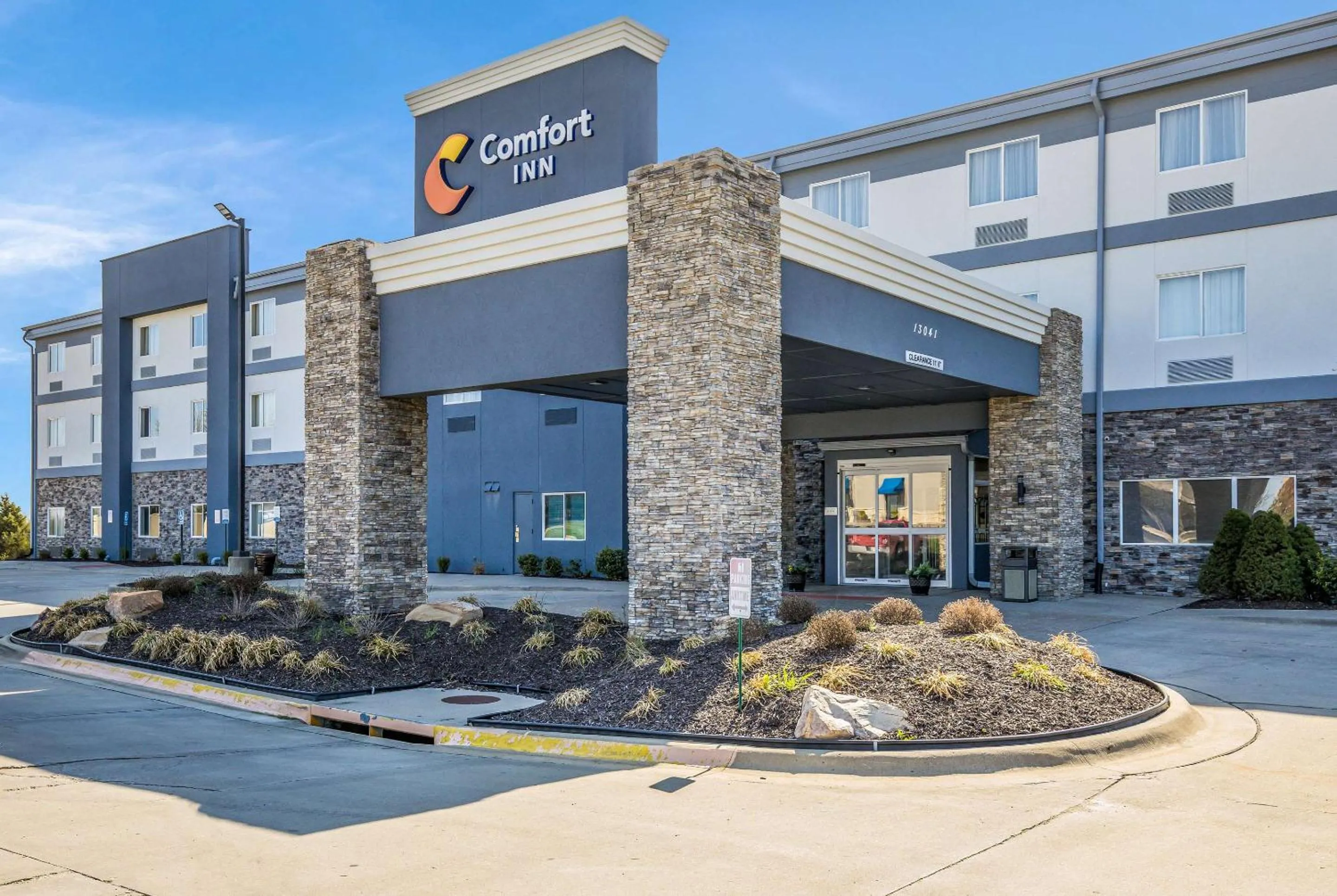 Property building in Comfort Inn Bonner Springs Kansas City