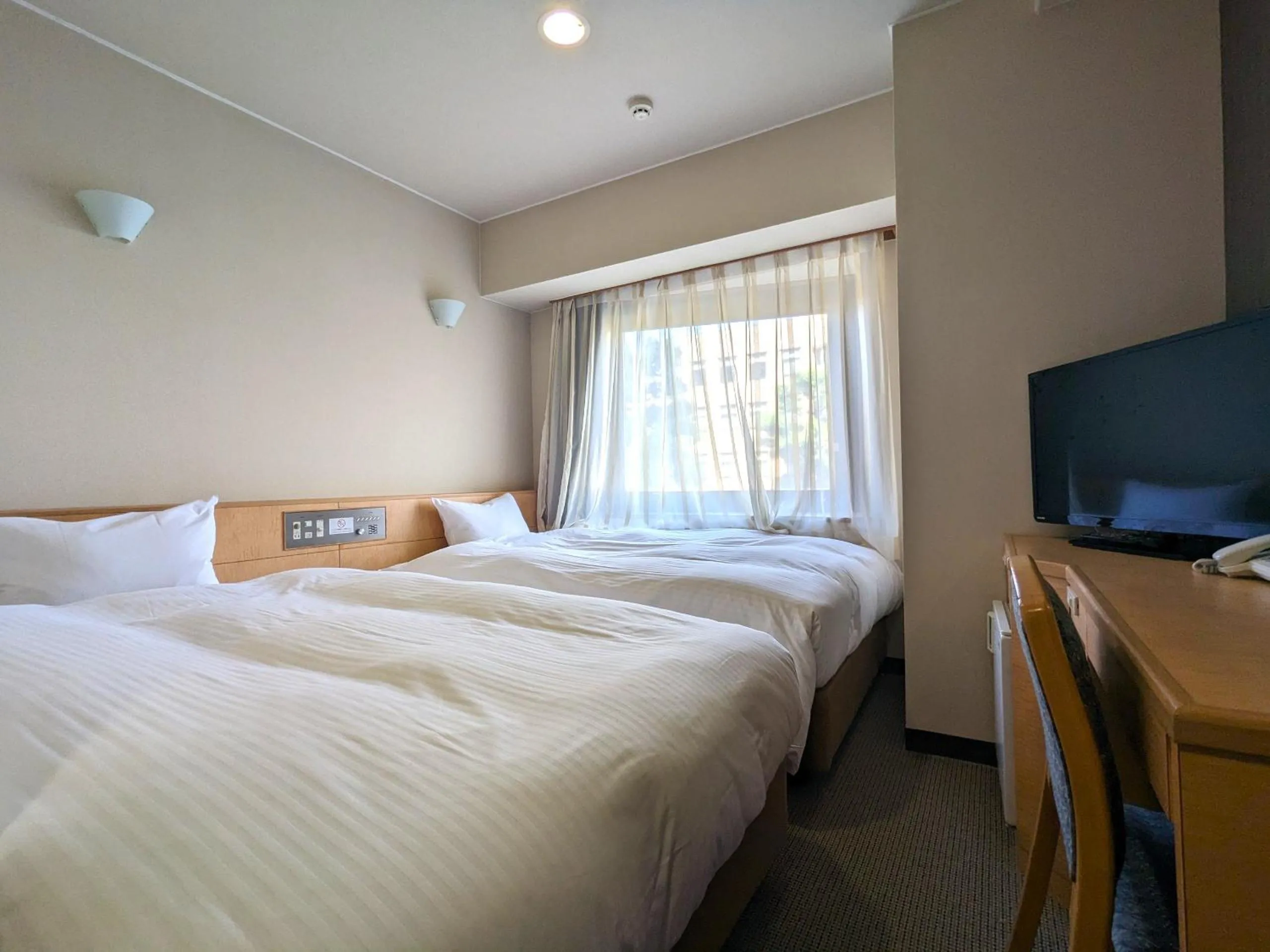 Photo of the whole room, Bed in Kenchomae Green Hotel