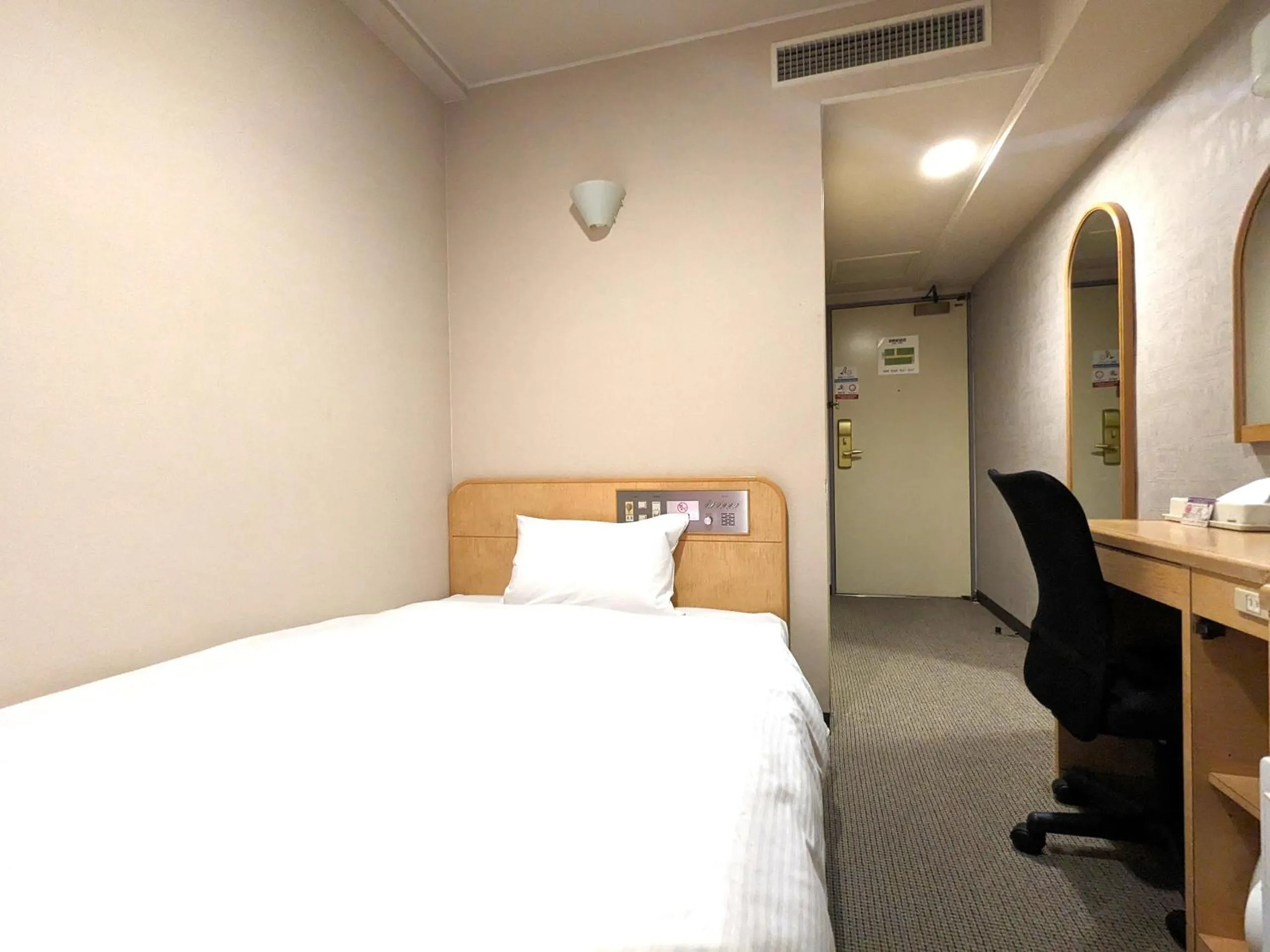 Photo of the whole room, Bed in Kenchomae Green Hotel