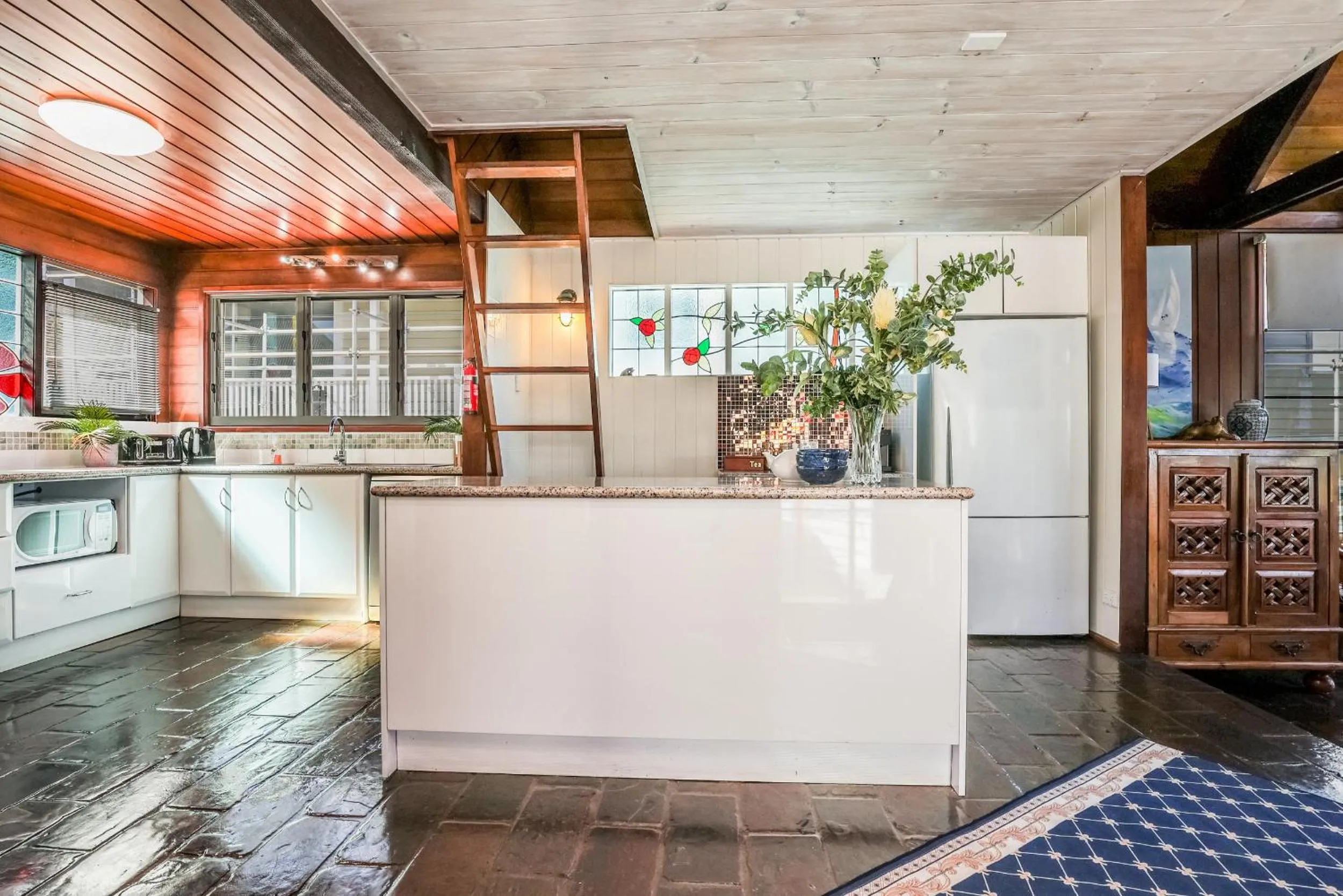 Kitchen or kitchenette in 1770 Sovereign Lodge Retreat