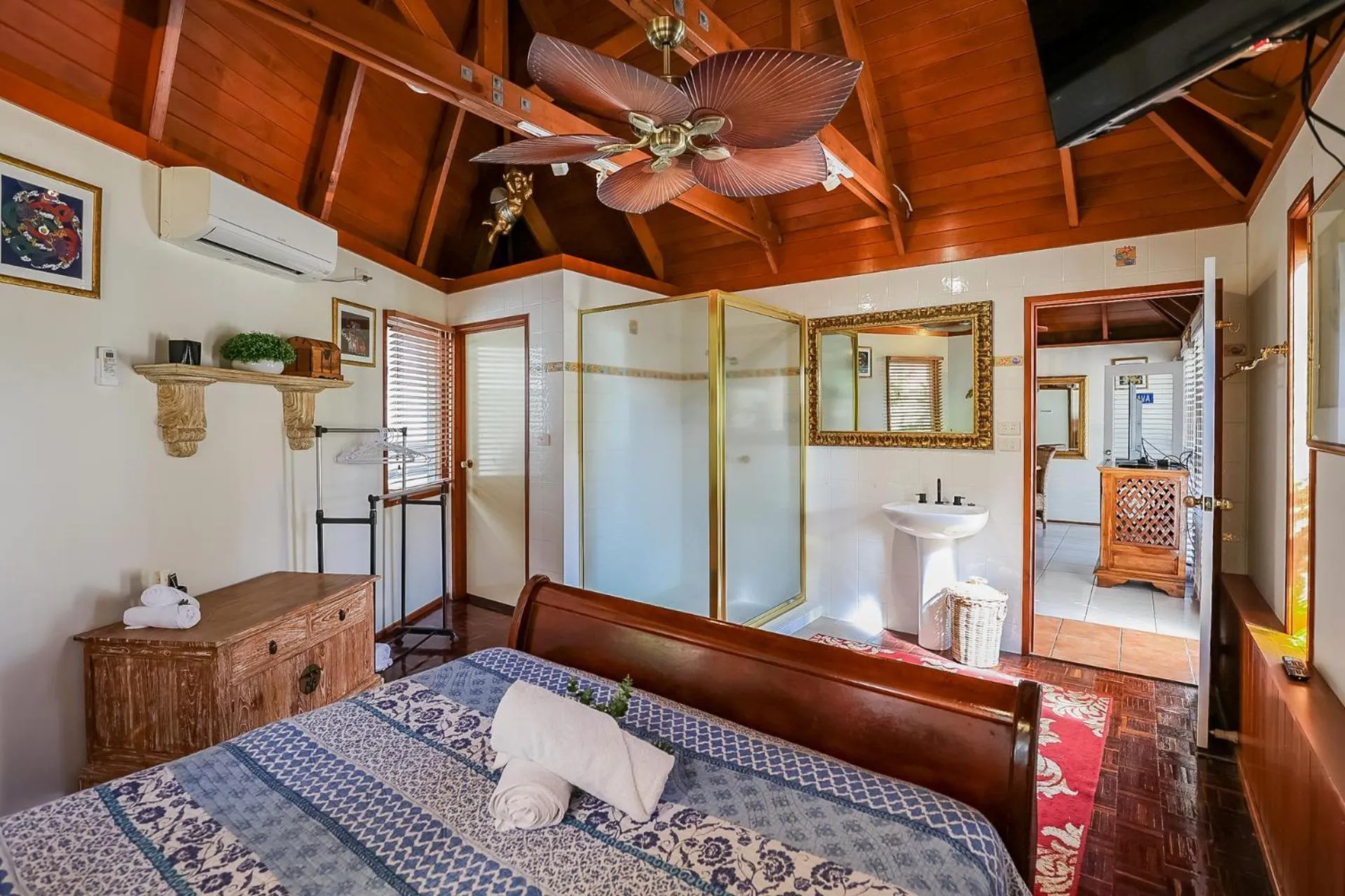 Bathroom, Bed in 1770 Sovereign Lodge Retreat