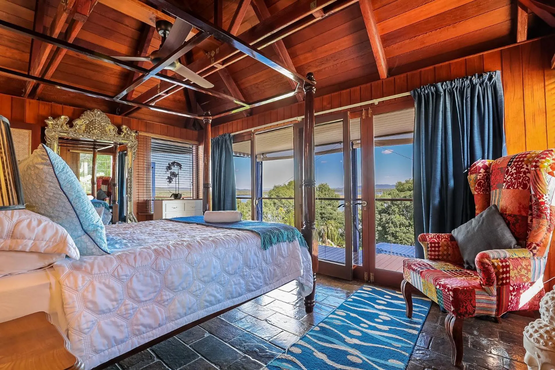 Bed in 1770 Sovereign Lodge Retreat