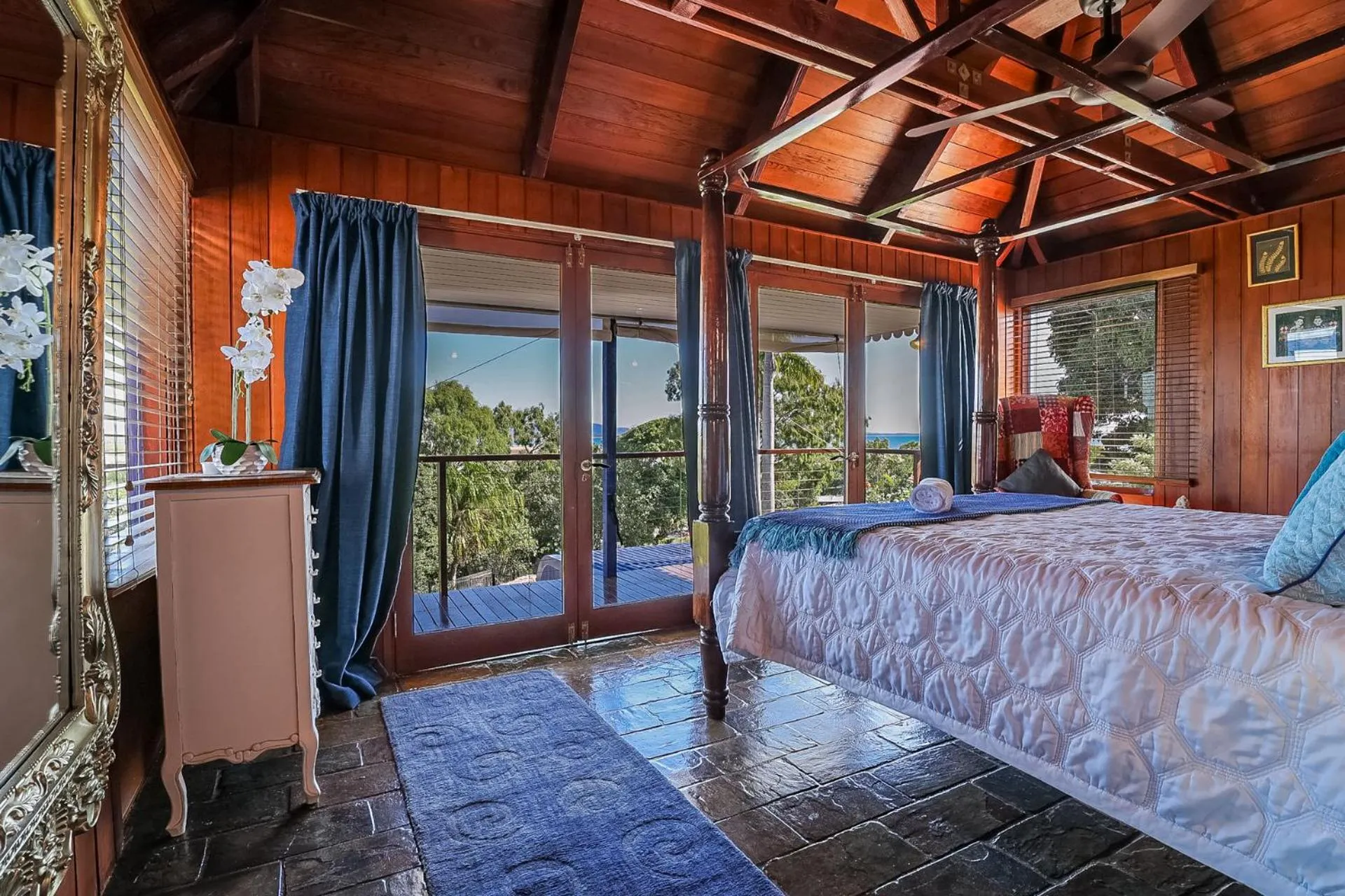 Bed in 1770 Sovereign Lodge Retreat