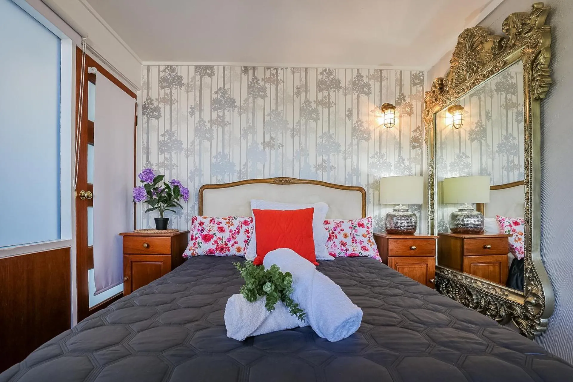 Bed in 1770 Sovereign Lodge Retreat