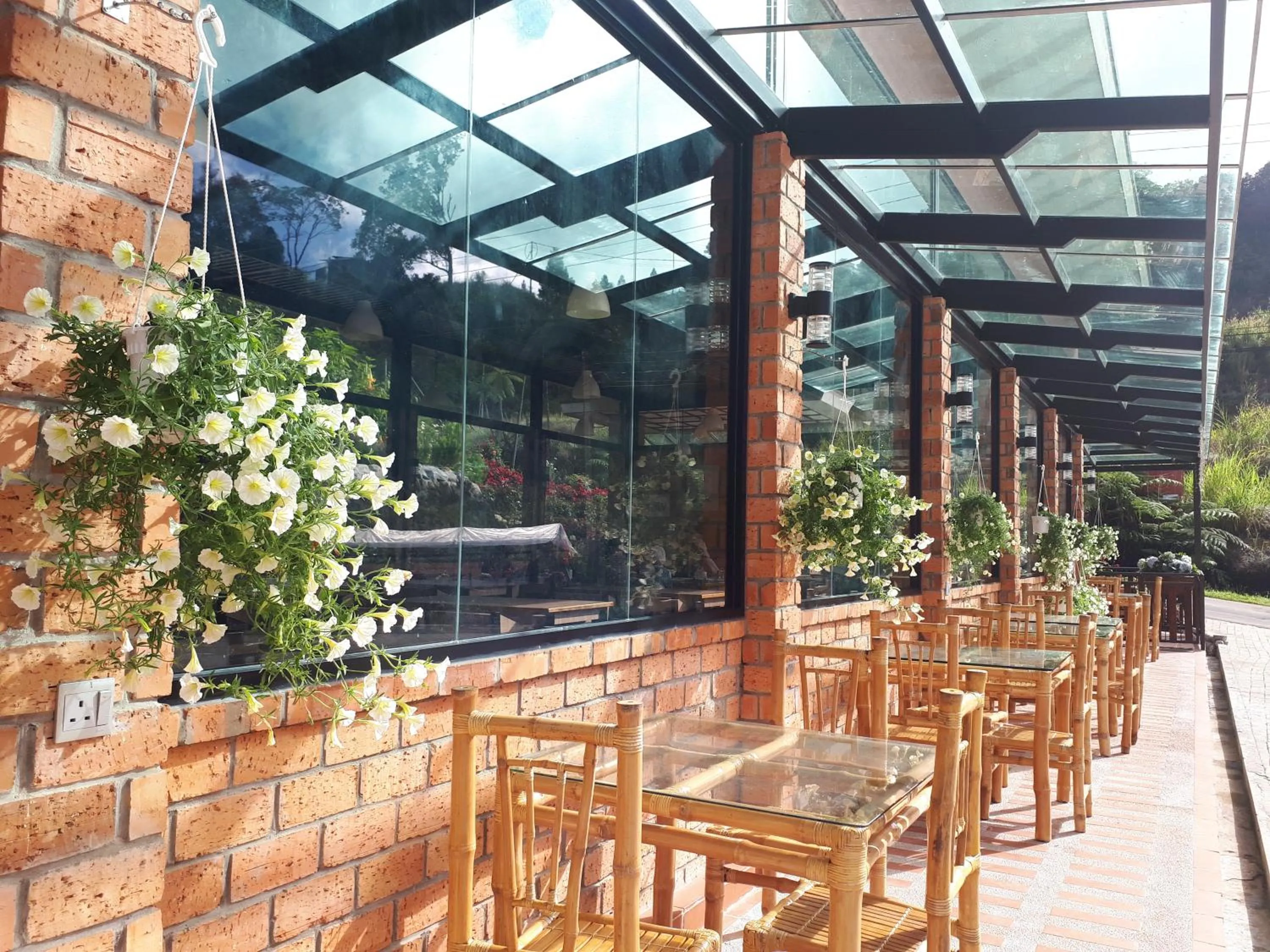 Restaurant/places to eat in H Benjamin Residence