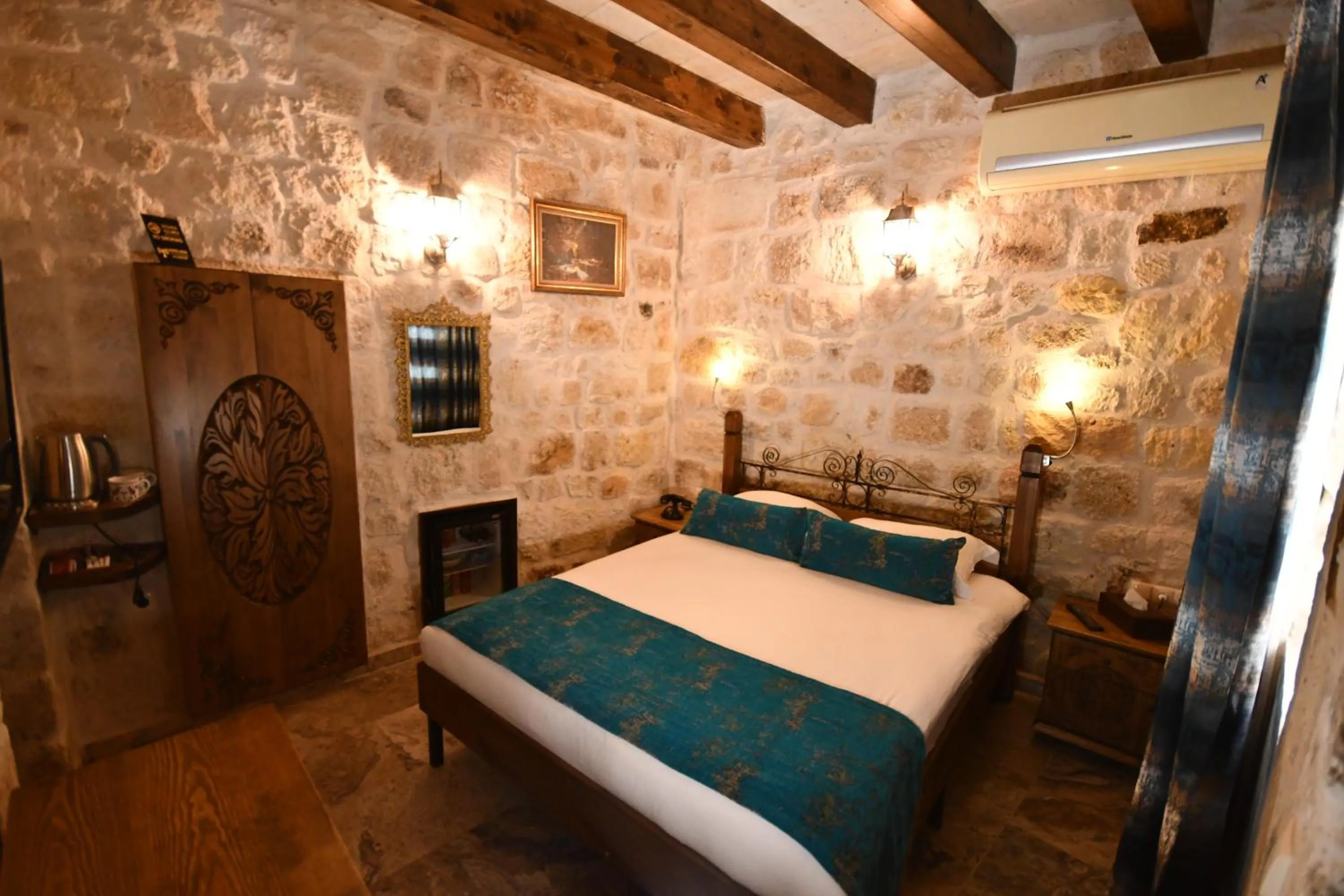 Bed in NOSTALJİ CAVE SUİT HOTEL