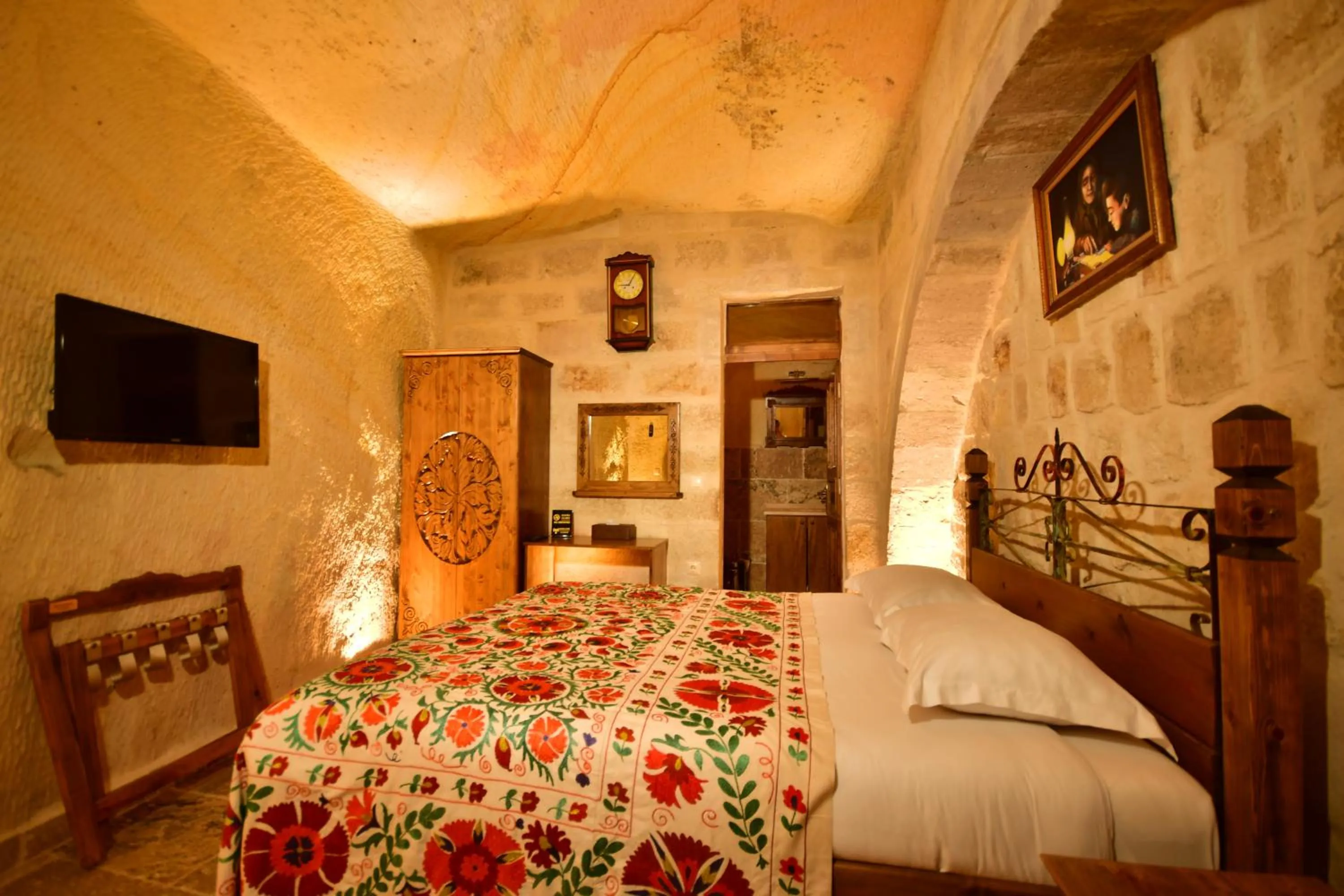 Bed in NOSTALJİ CAVE SUİT HOTEL