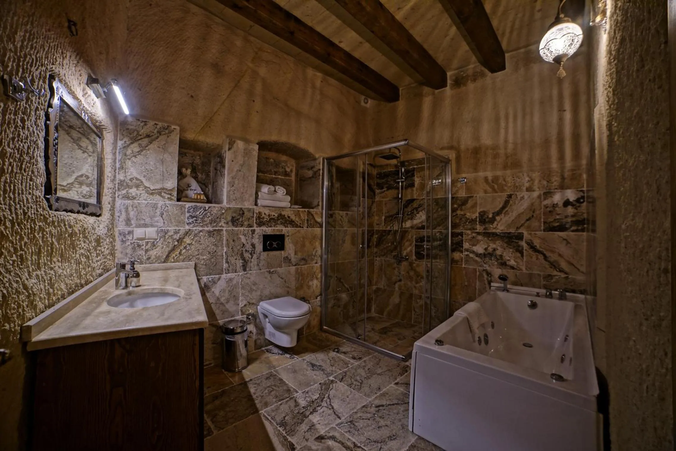 Hot Tub in NOSTALJİ CAVE SUİT HOTEL