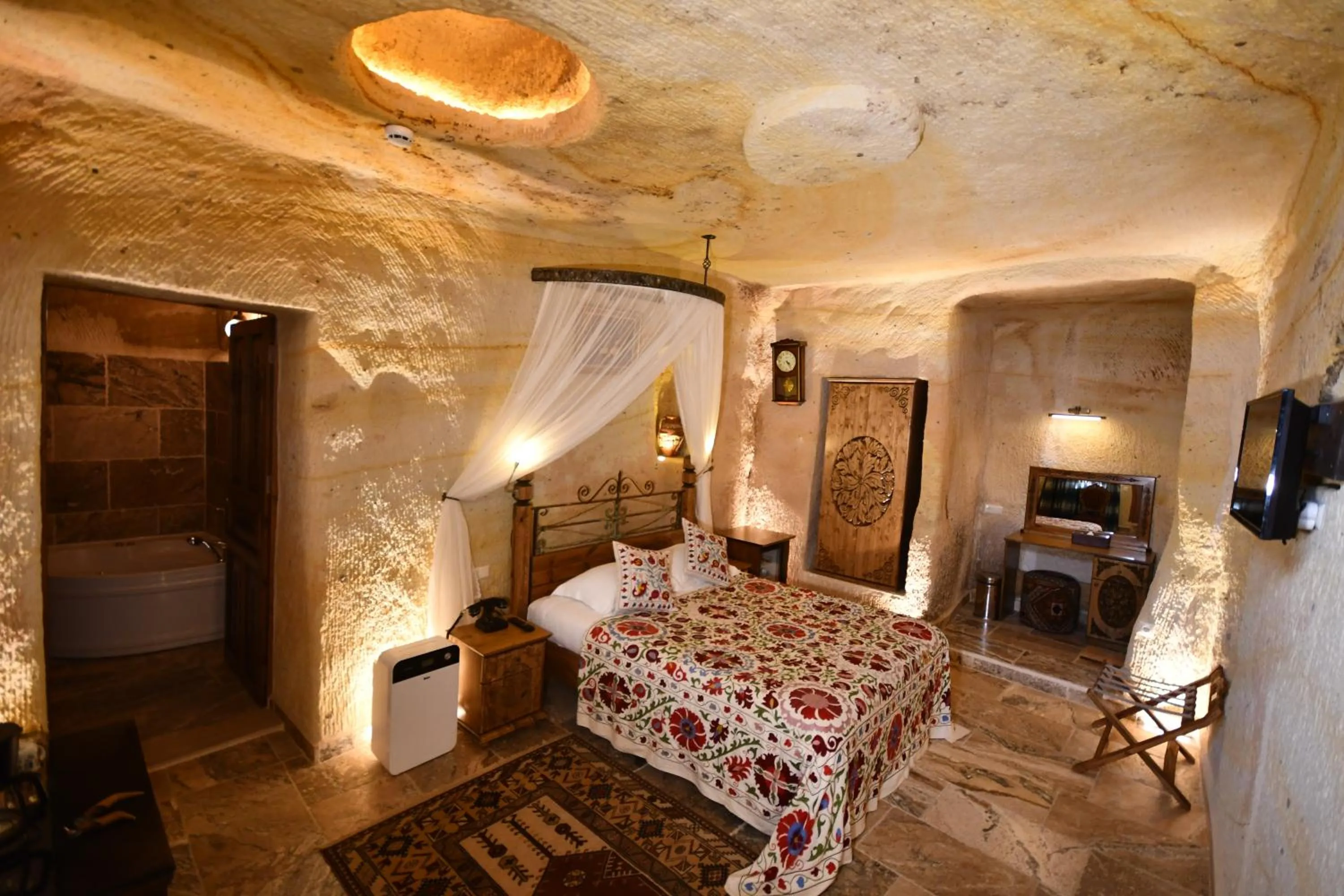 Living room, Bed in NOSTALJİ CAVE SUİT HOTEL
