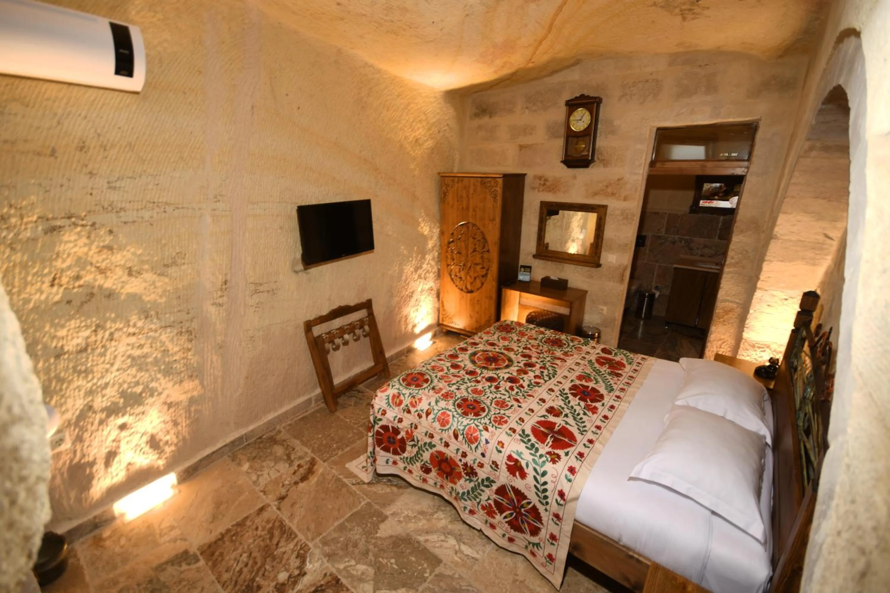 Bed in NOSTALJİ CAVE SUİT HOTEL