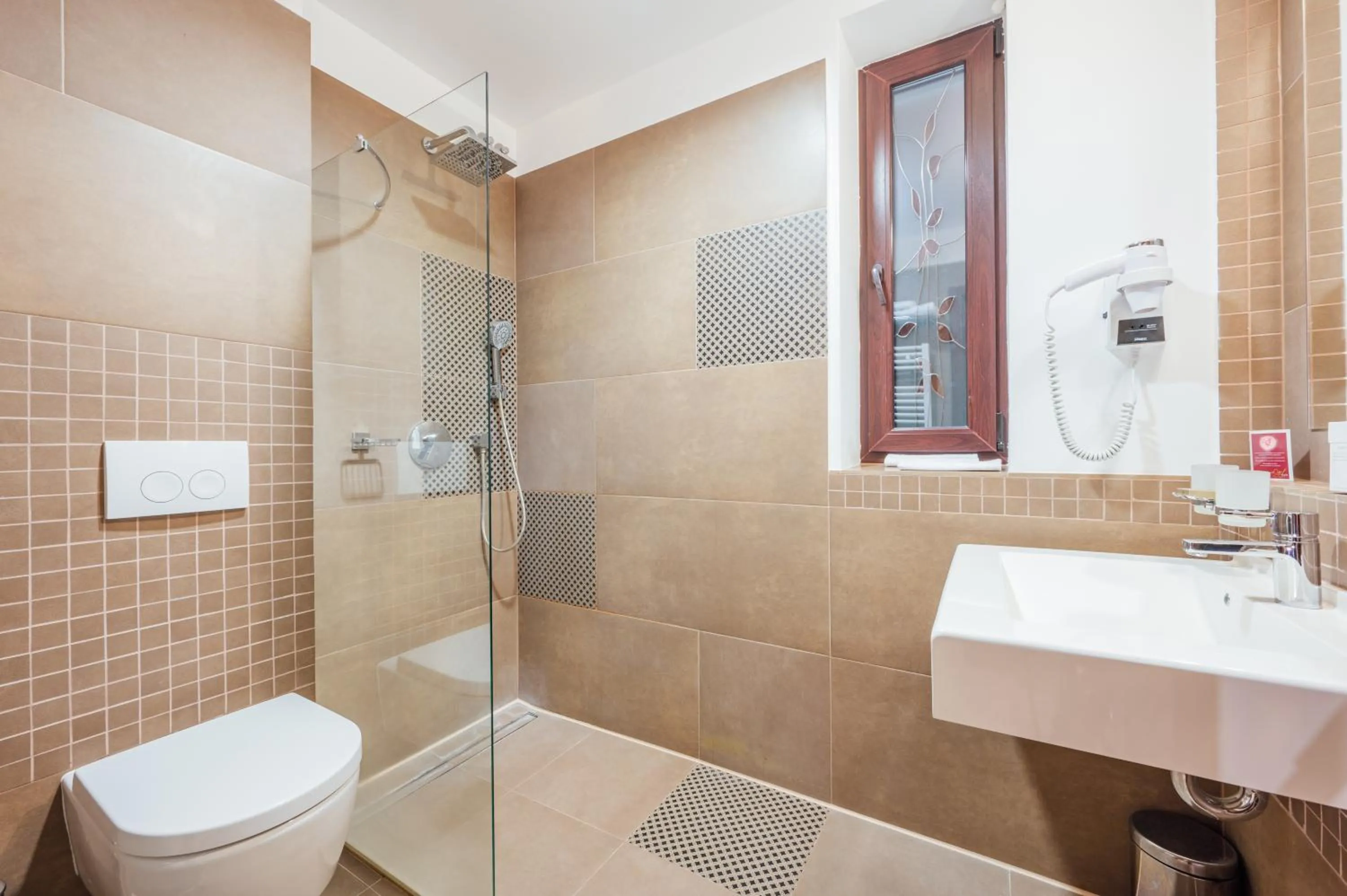 Shower in L`Art Hotel Carei