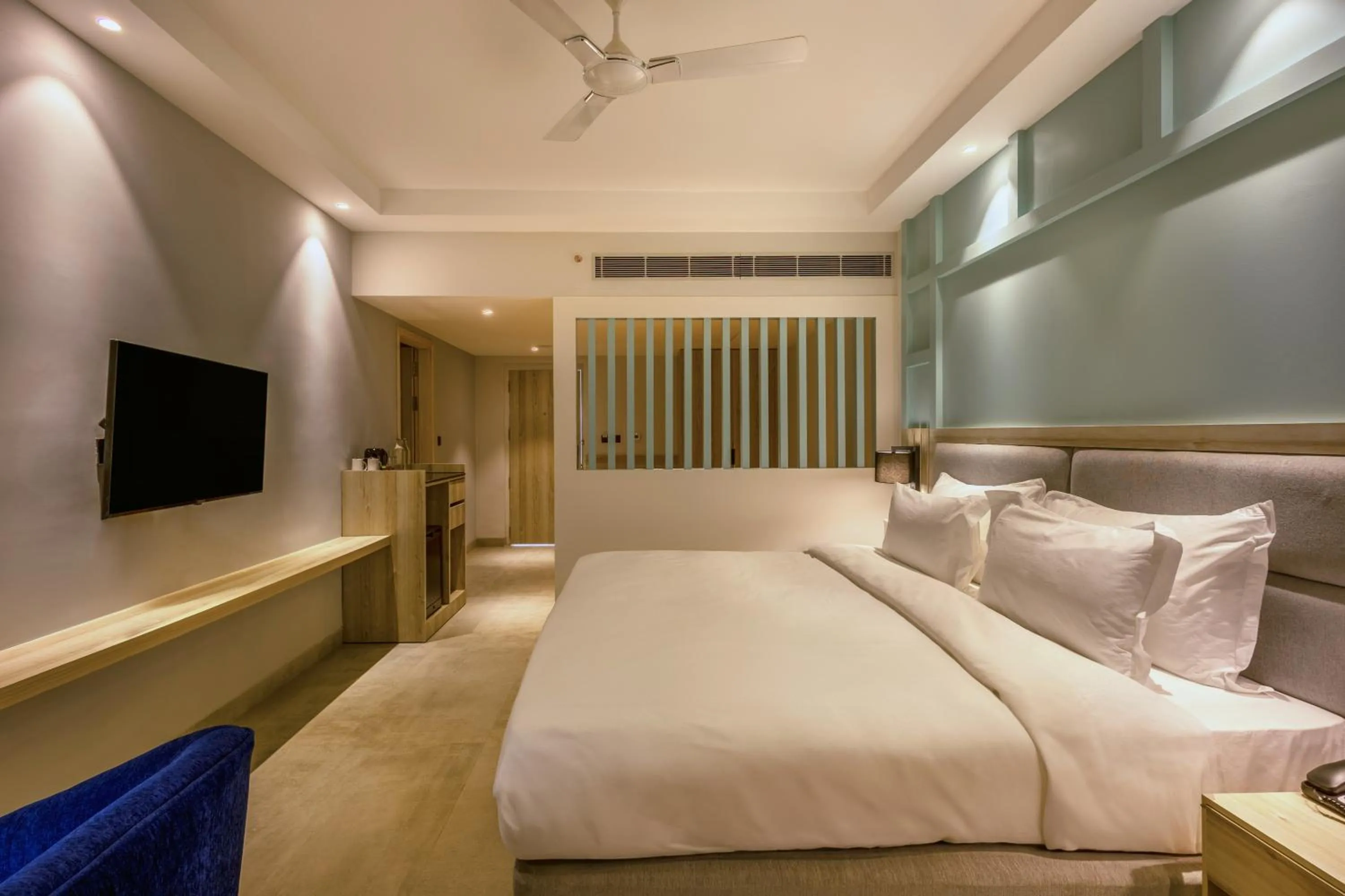 Living room, Bed in Ramada by Wyndham Goa Arpora
