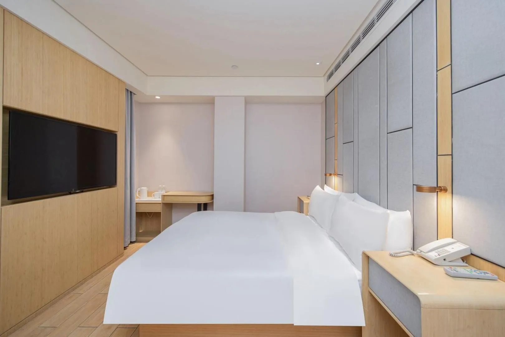 Photo of the whole room, Bed in JI Hotel Nanjing Ming Palace