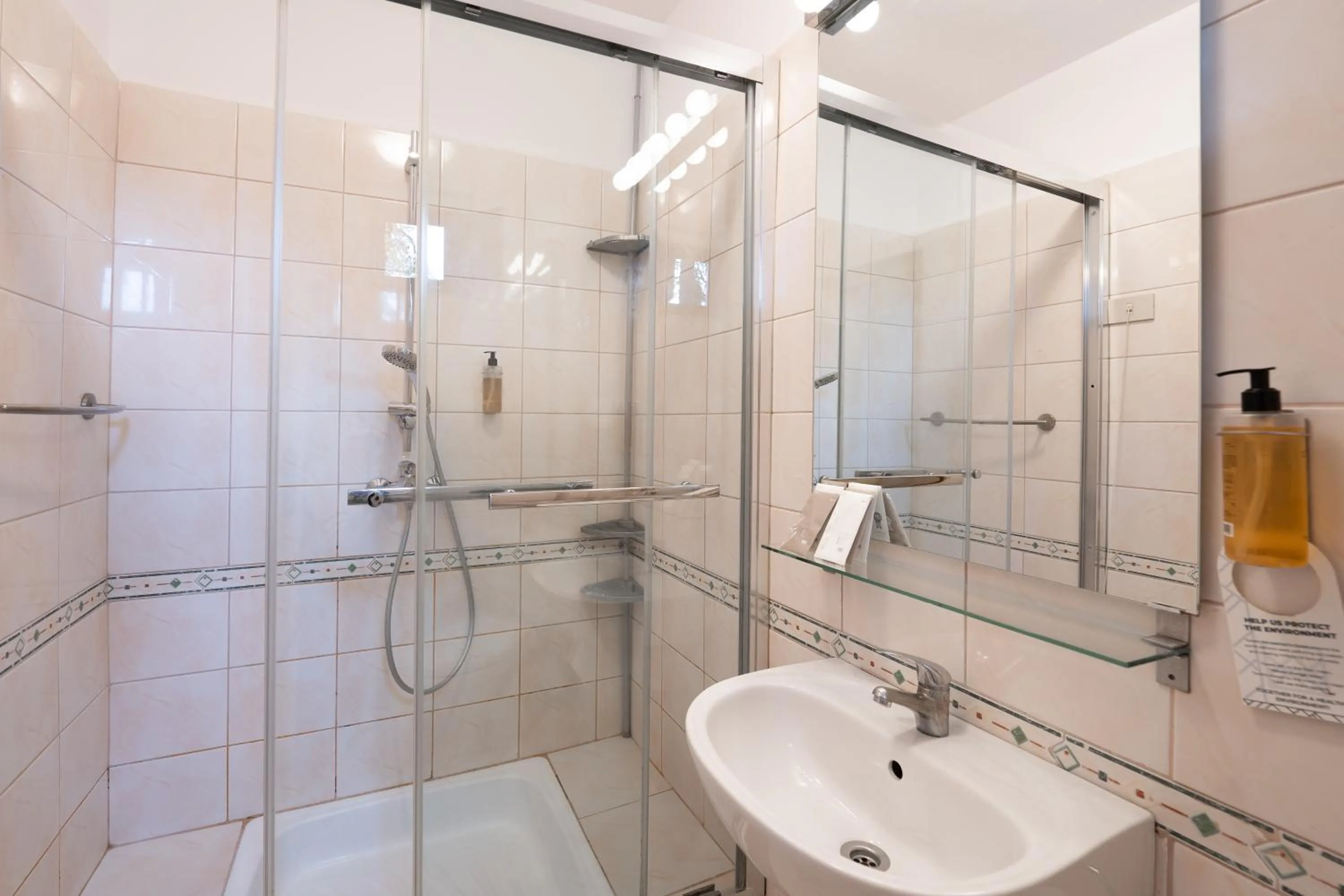 Shower in Vila Camelia