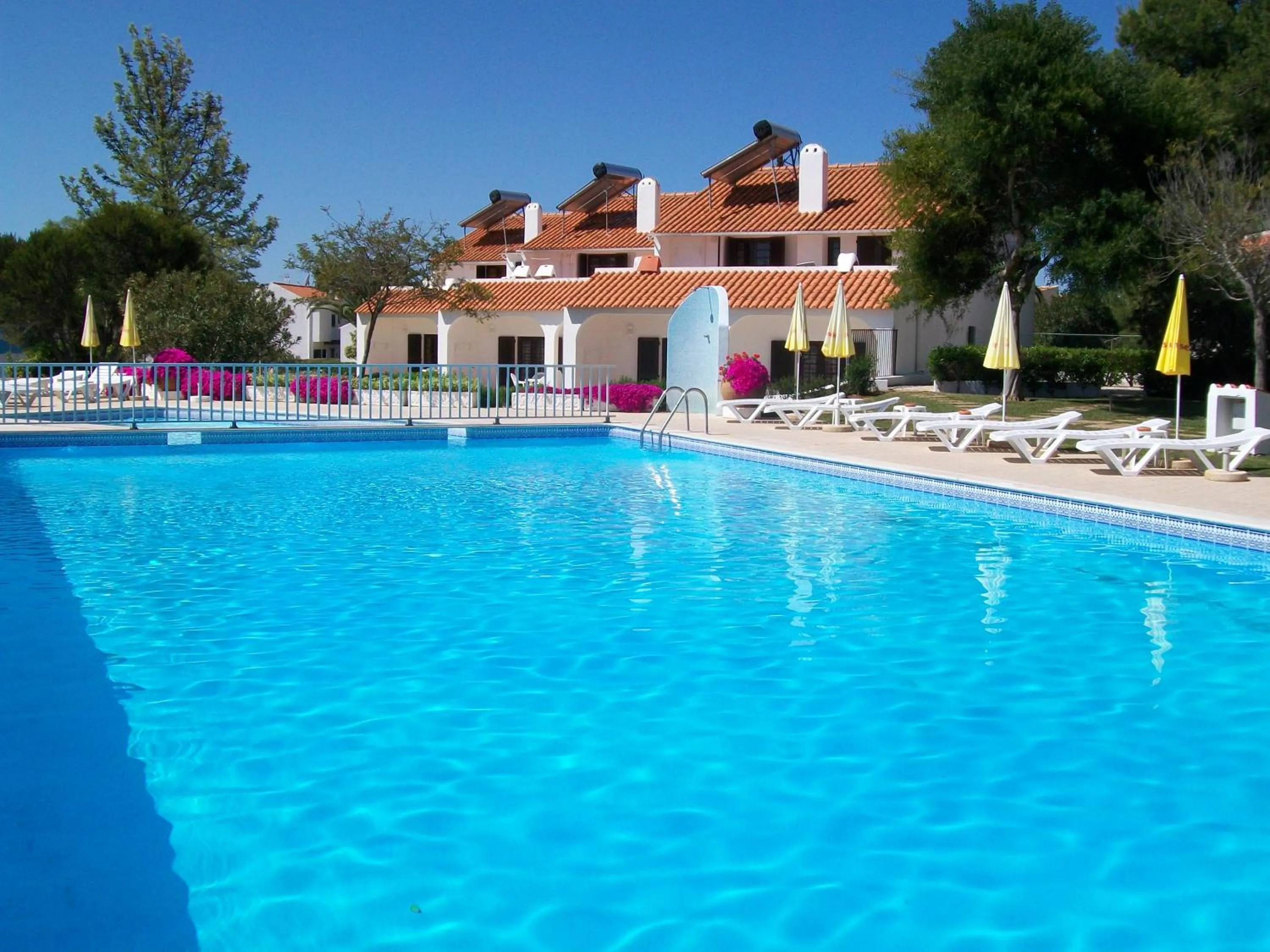 Swimming pool in Apartamentos Vale de Carros by Umbral