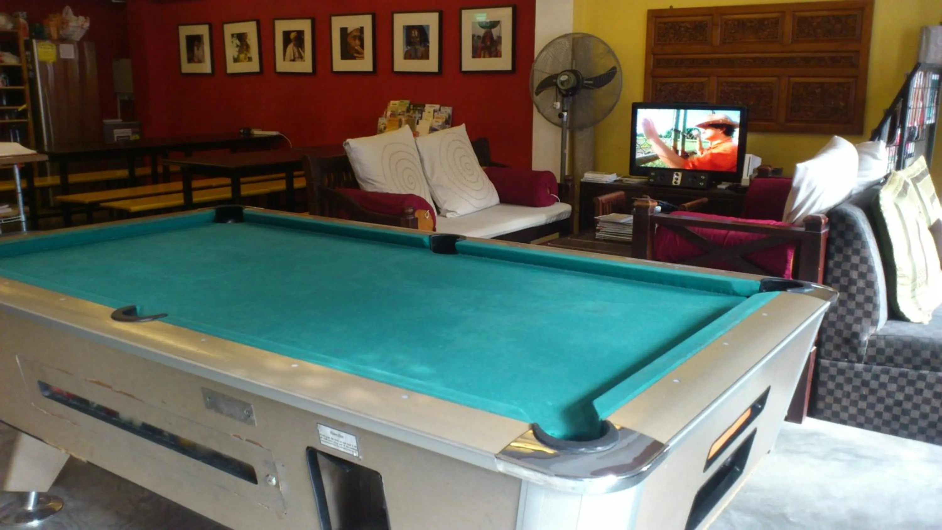 Communal lounge/ TV room in Betel Box Backpackers Hostel