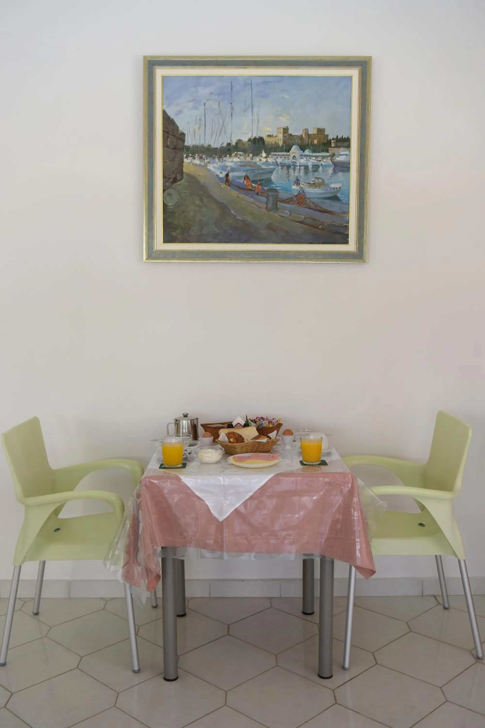 Food in Trianta Hotel Apartments