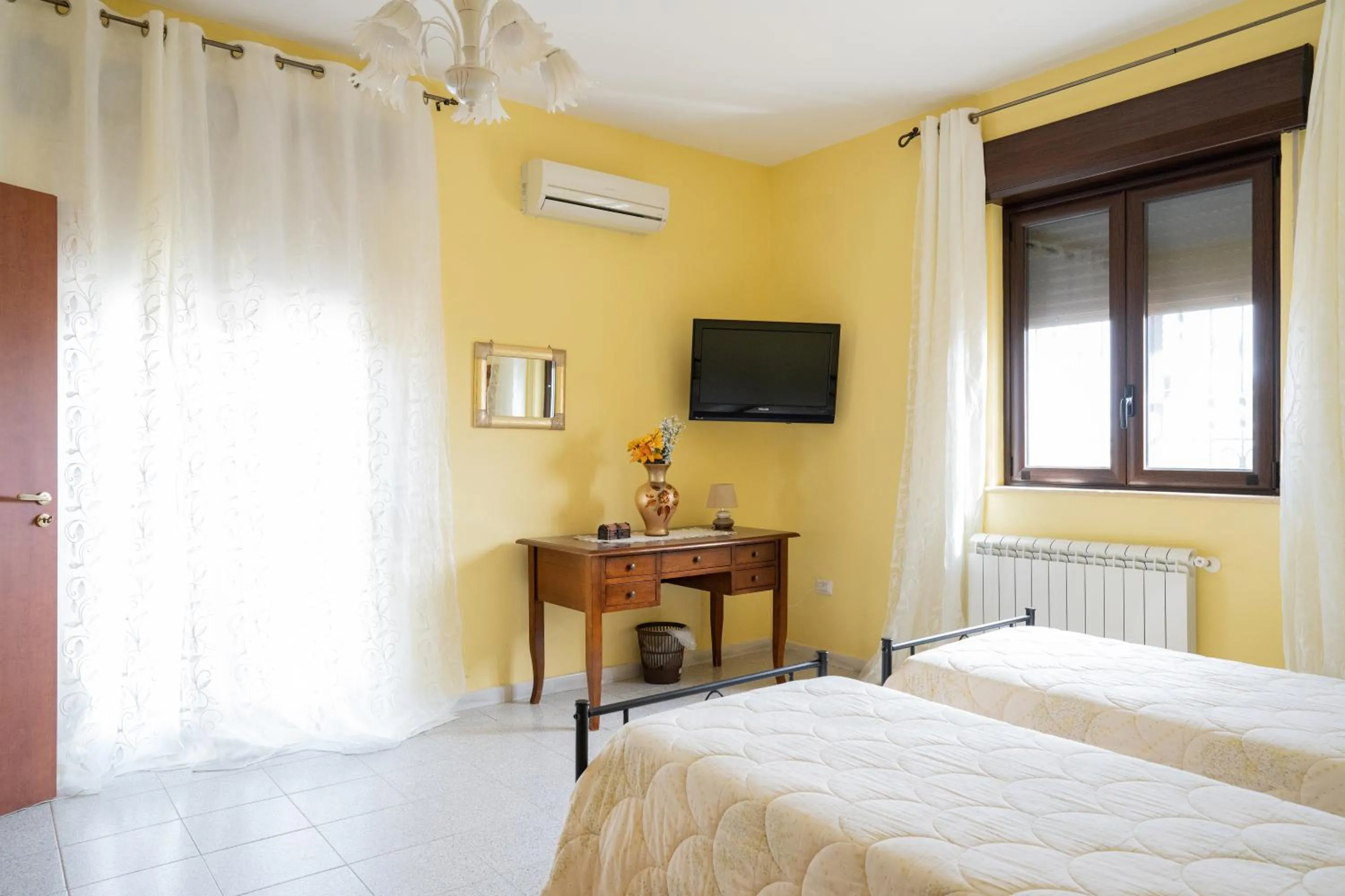 Bedroom, Bed in Capinera