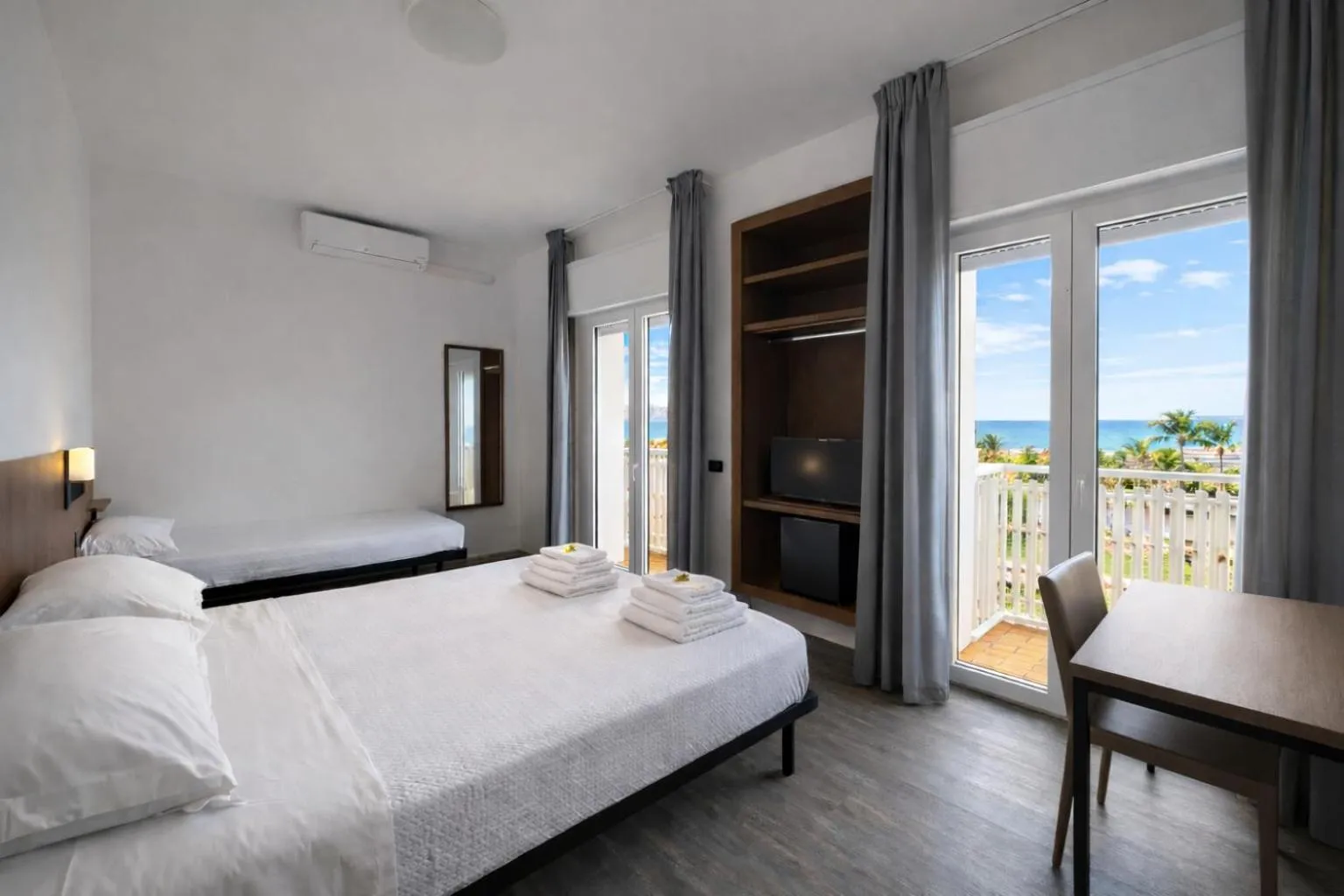 Bed in Hotel Centrale Frontemare