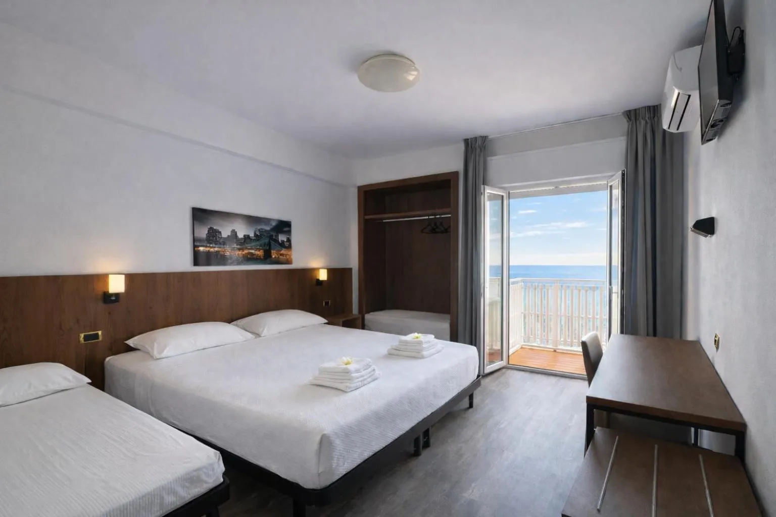 Bed in Hotel Centrale Frontemare