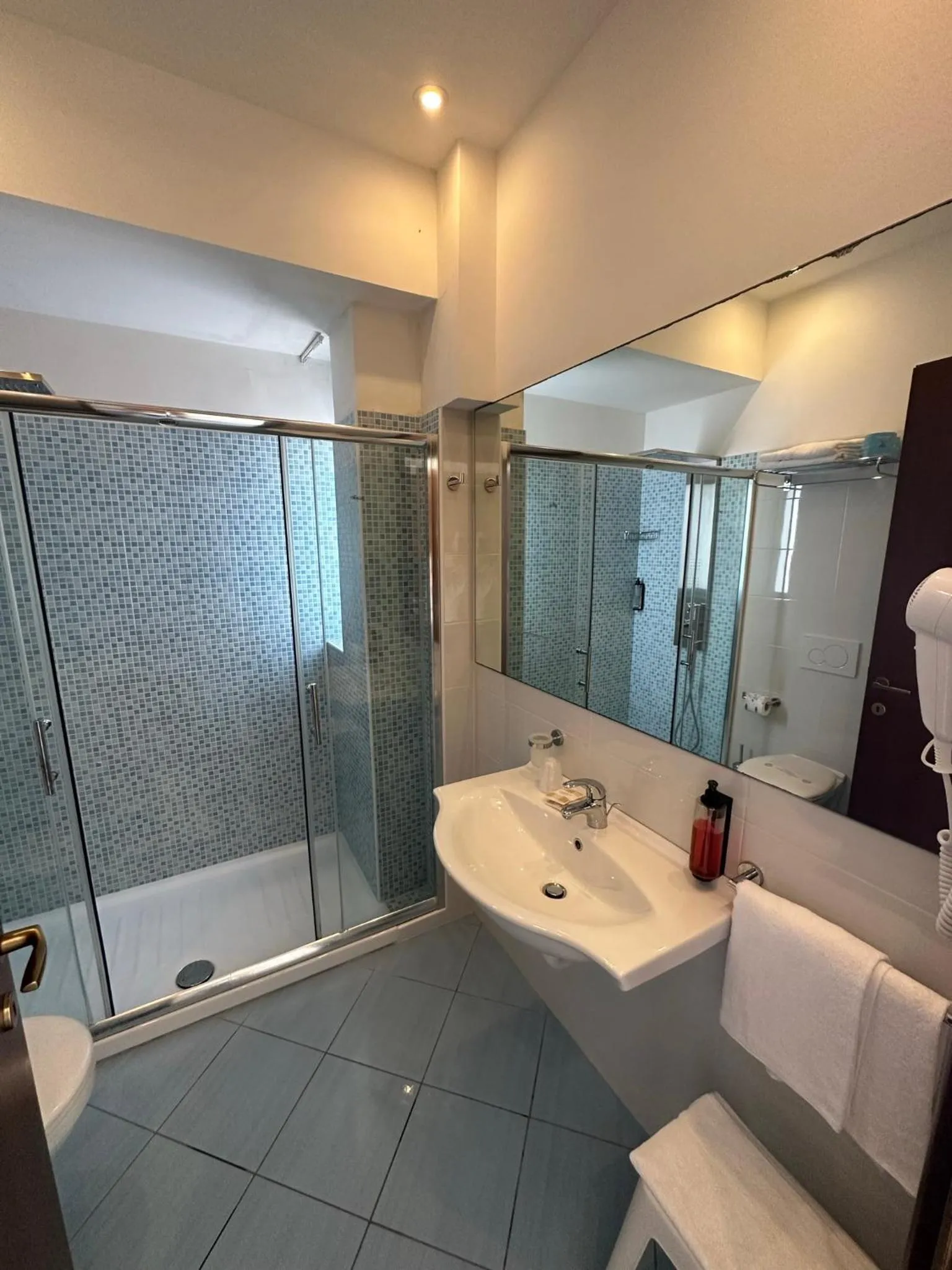 Shower in Hotel Centrale