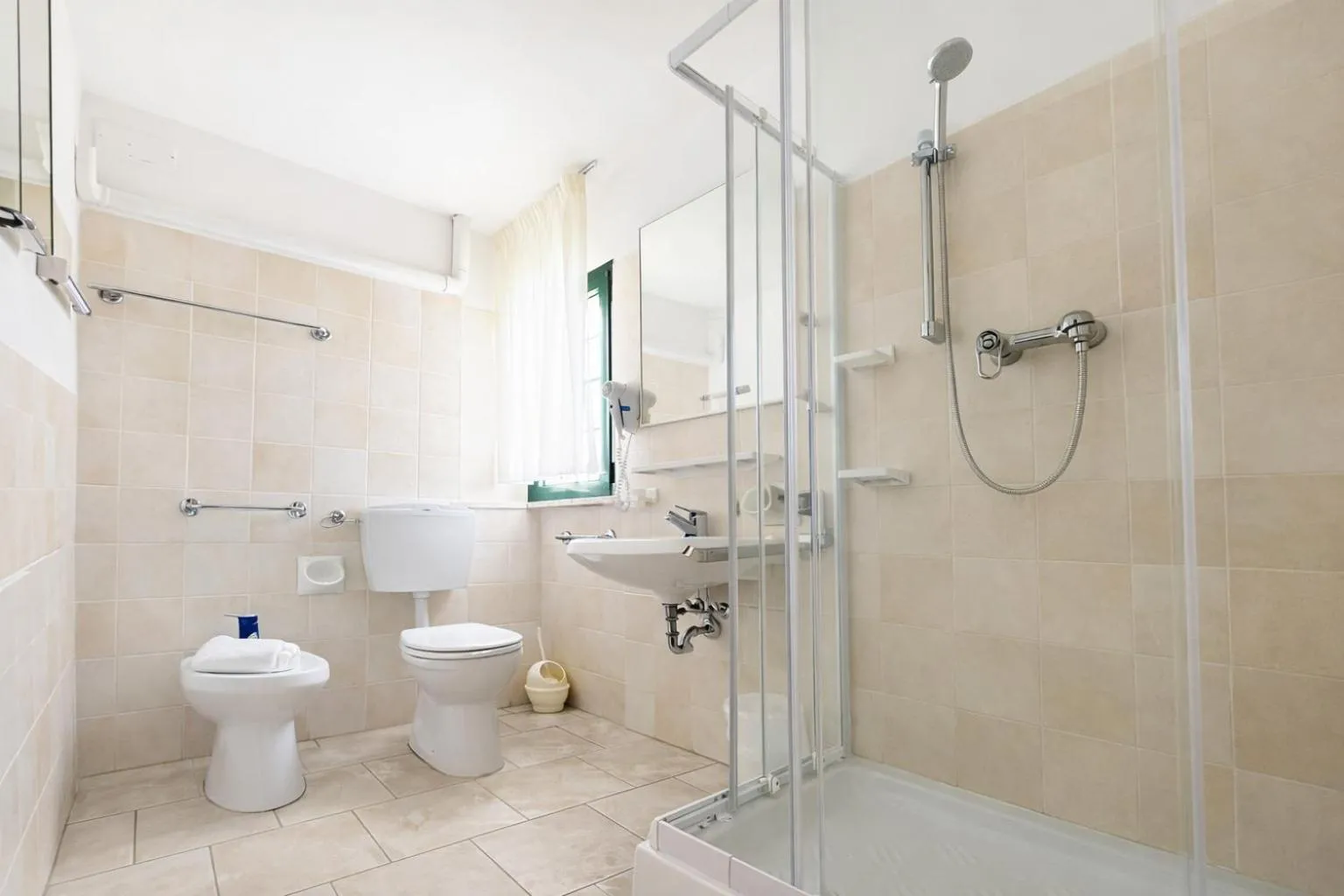 Toilet in Hotel Centrale FRONTEMARE