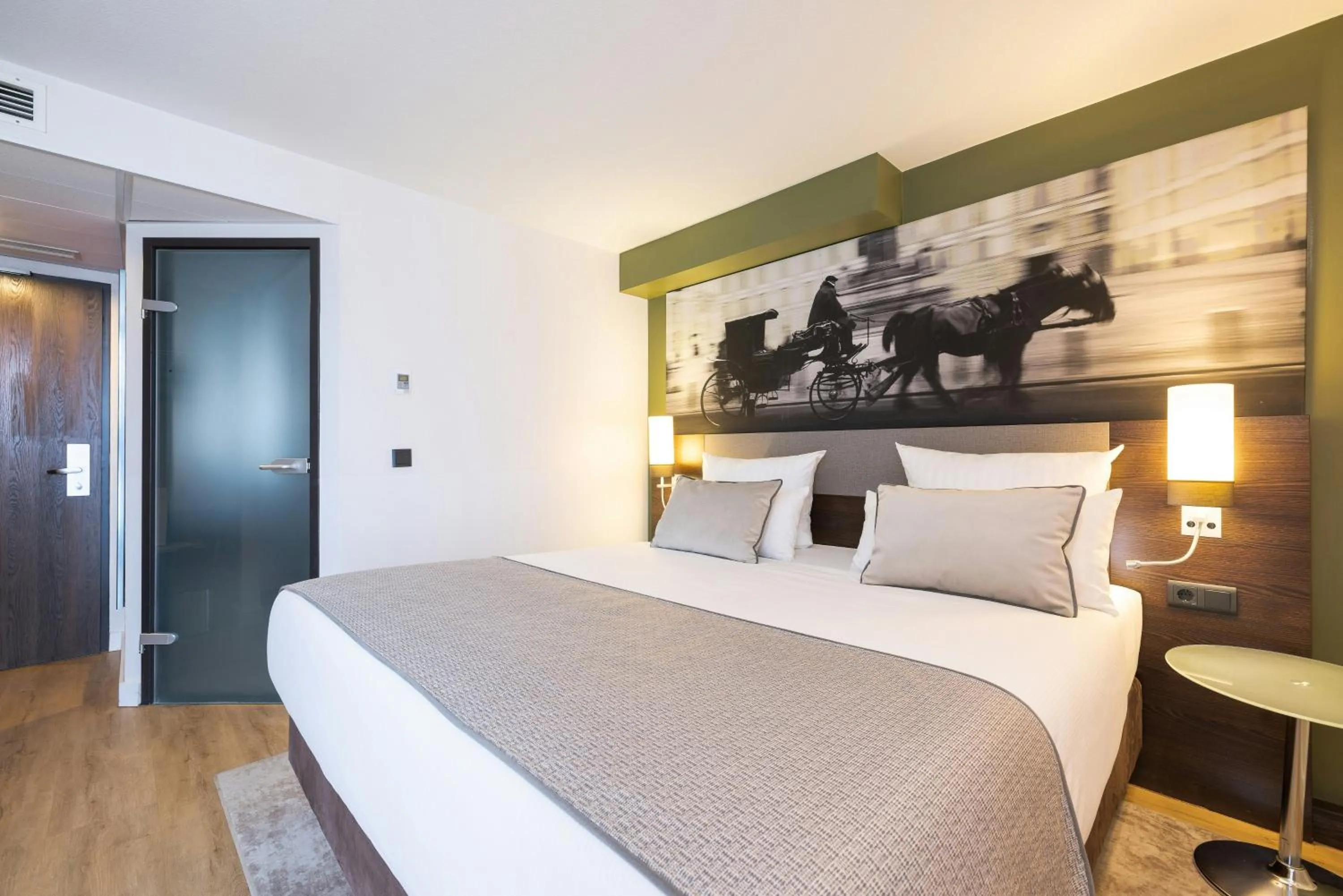 Photo of the whole room, Bed in Leonardo Vienna Westbahnhof