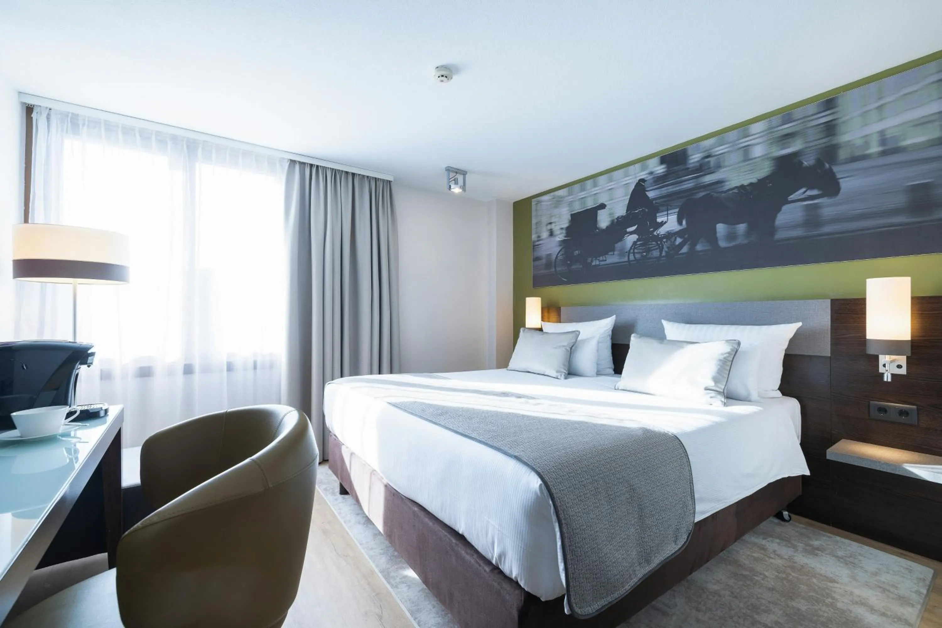 Photo of the whole room, Bed in Leonardo Vienna Westbahnhof