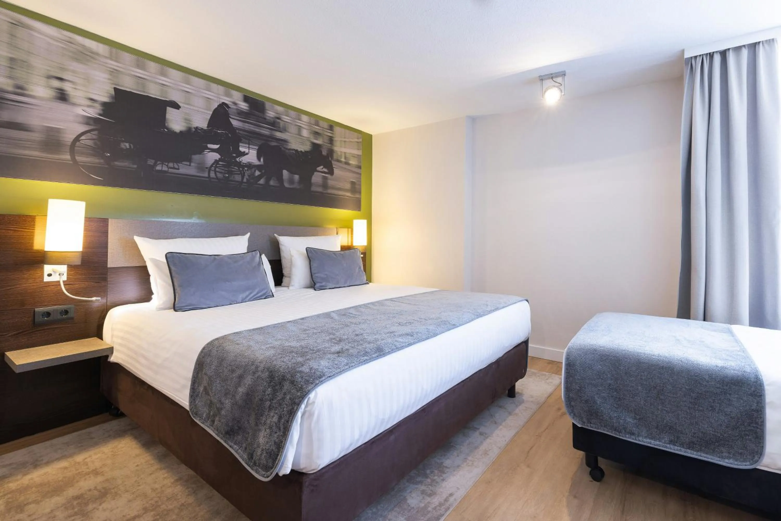 Photo of the whole room, Bed in Leonardo Vienna Westbahnhof