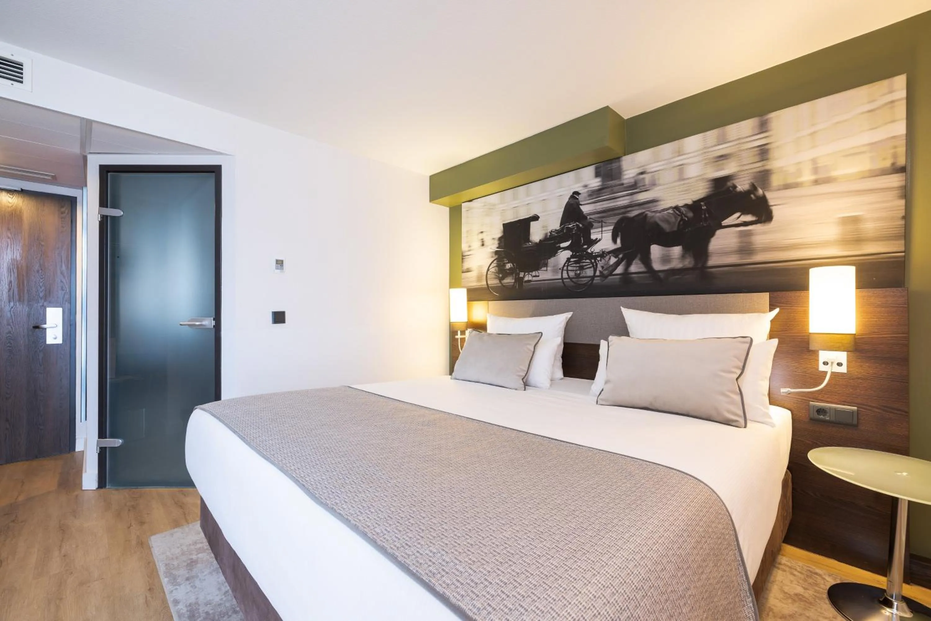 Photo of the whole room, Bed in Leonardo Vienna Westbahnhof